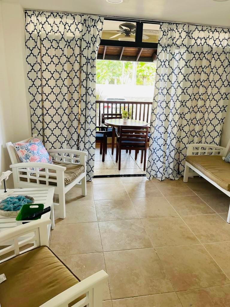 Lovely Beachfront 2 bedrooms condo with 2 pools view 5