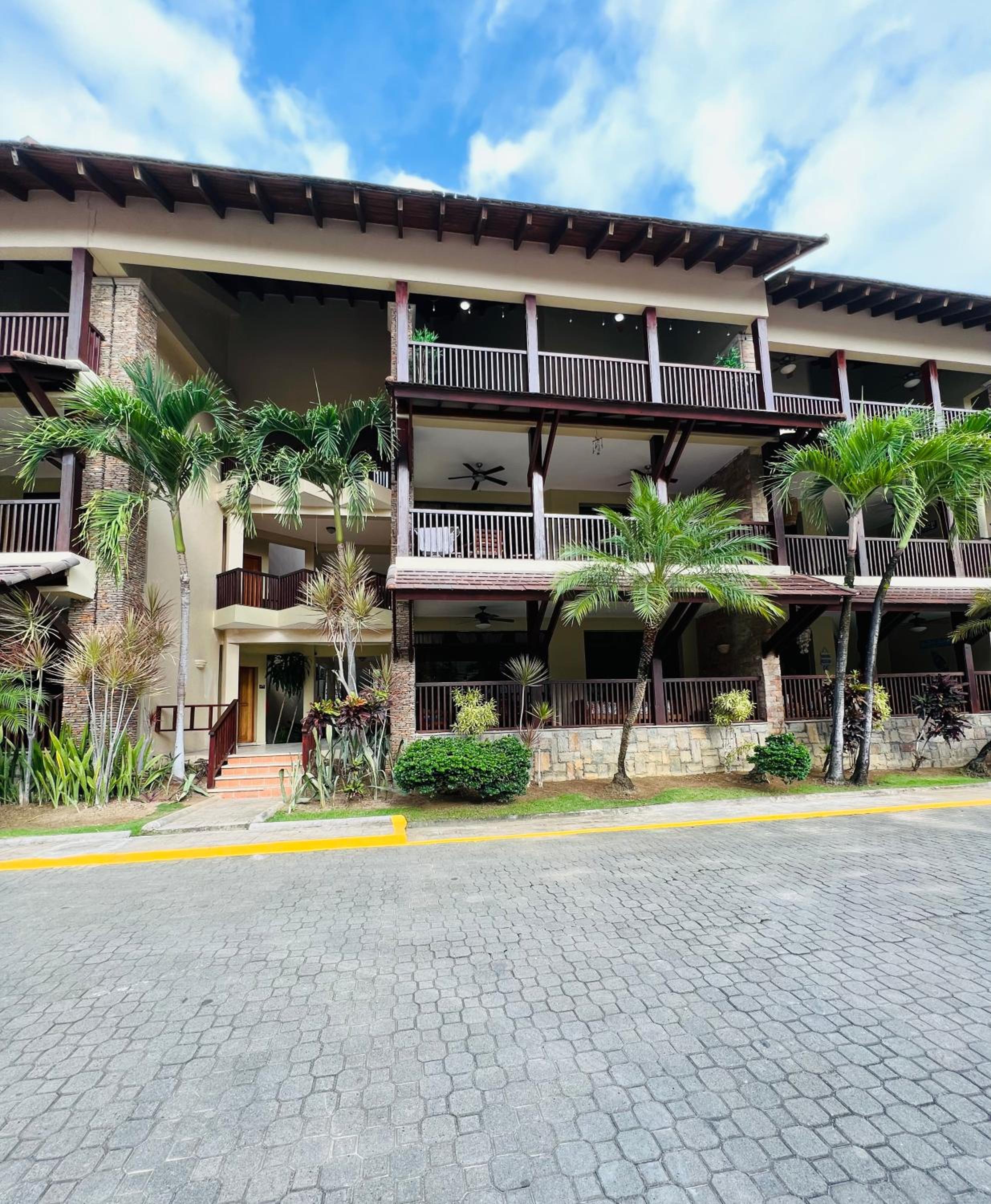 Lovely Beachfront 2 bedrooms condo with 2 pools view 3