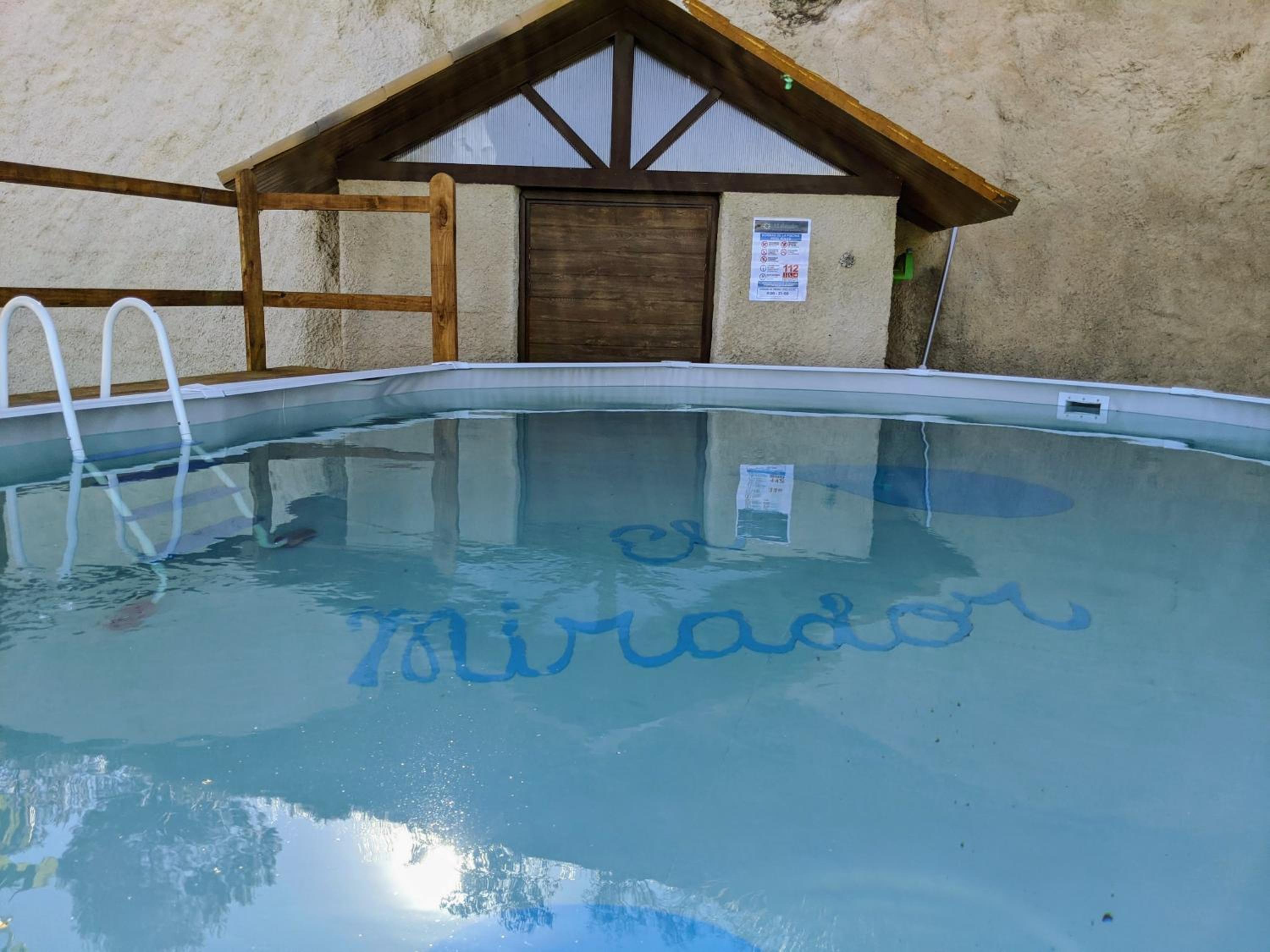 Casas Cueva con piscina y barbacoa