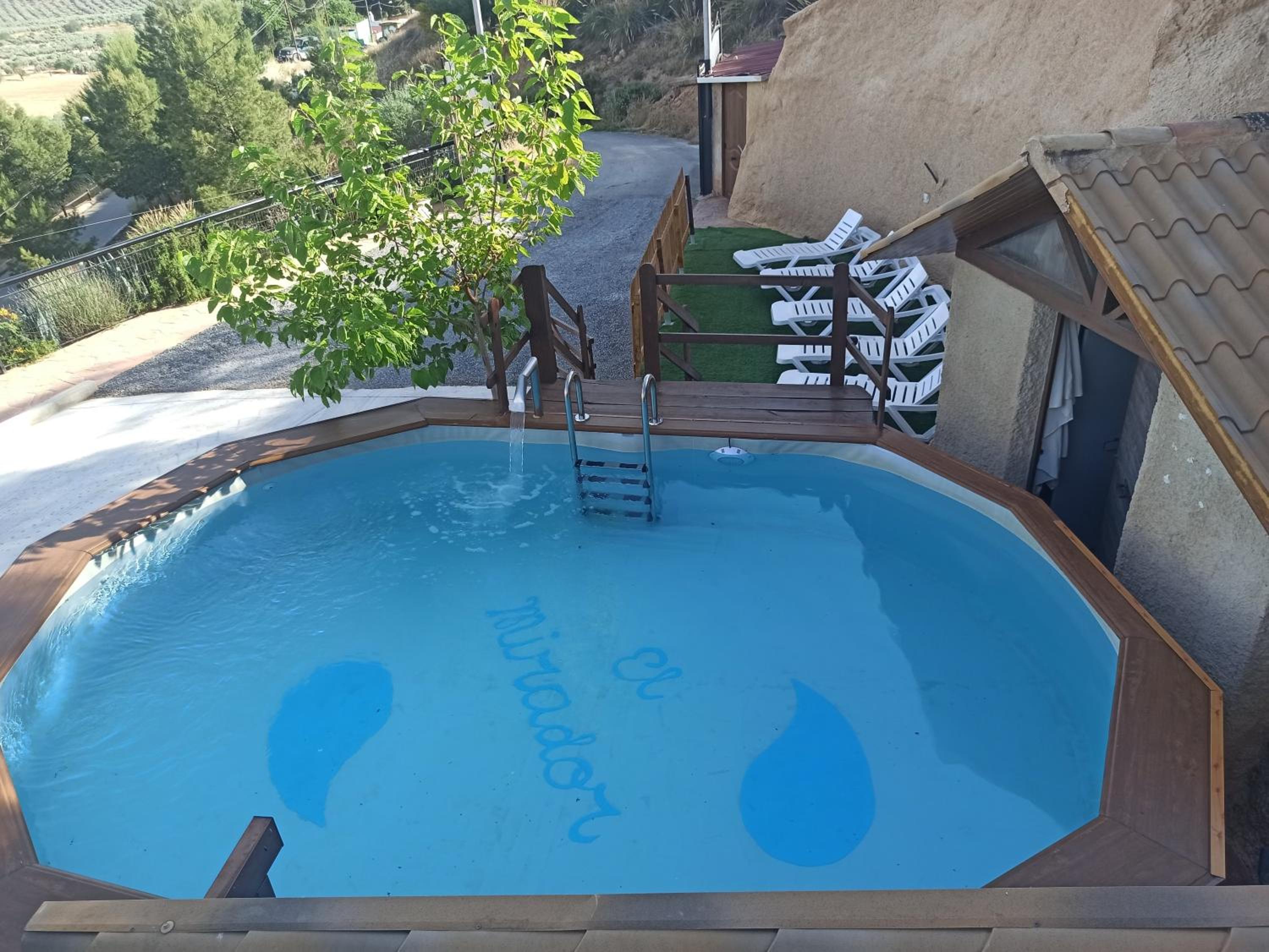 Casas Cueva con piscina y barbacoa