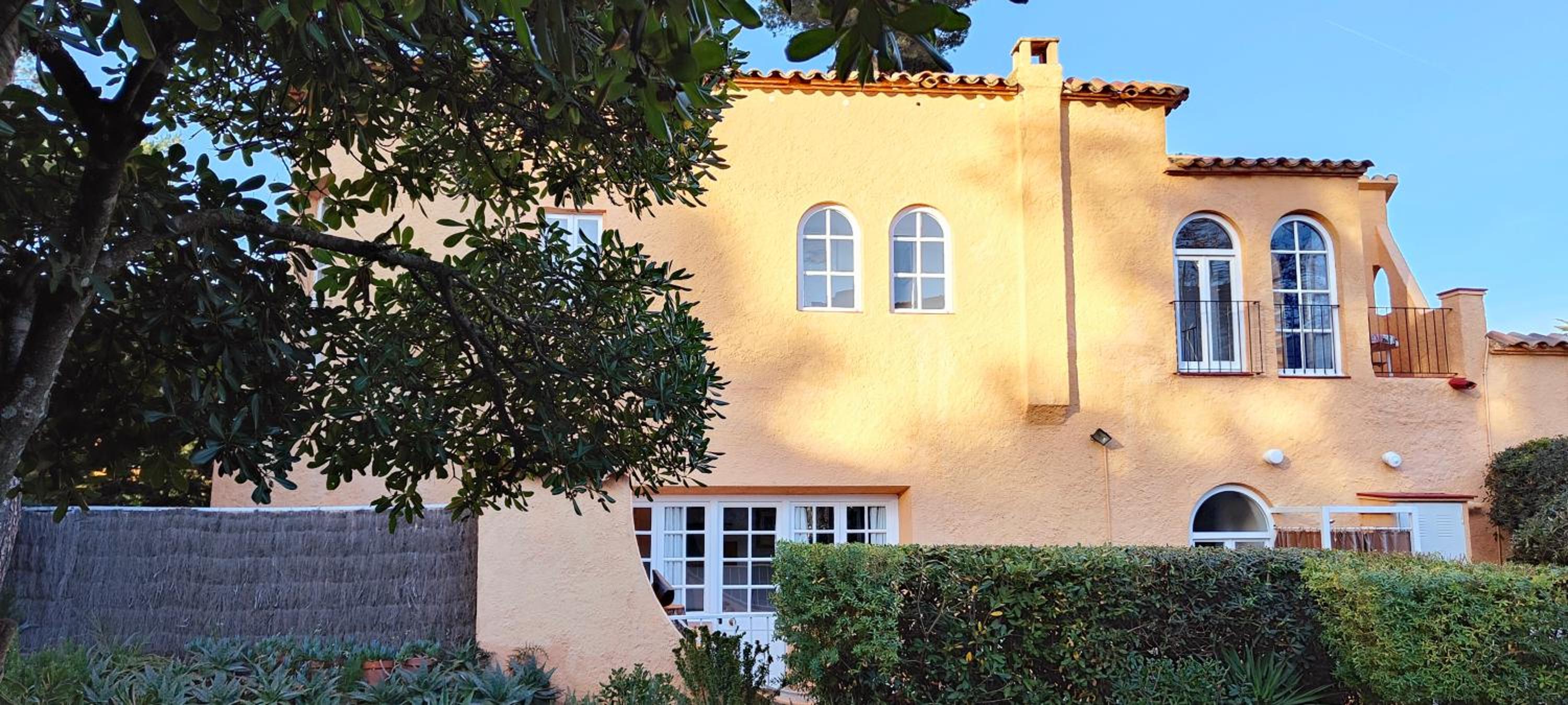 Casa con jardín a 30 metros de la playa. AT. view 3