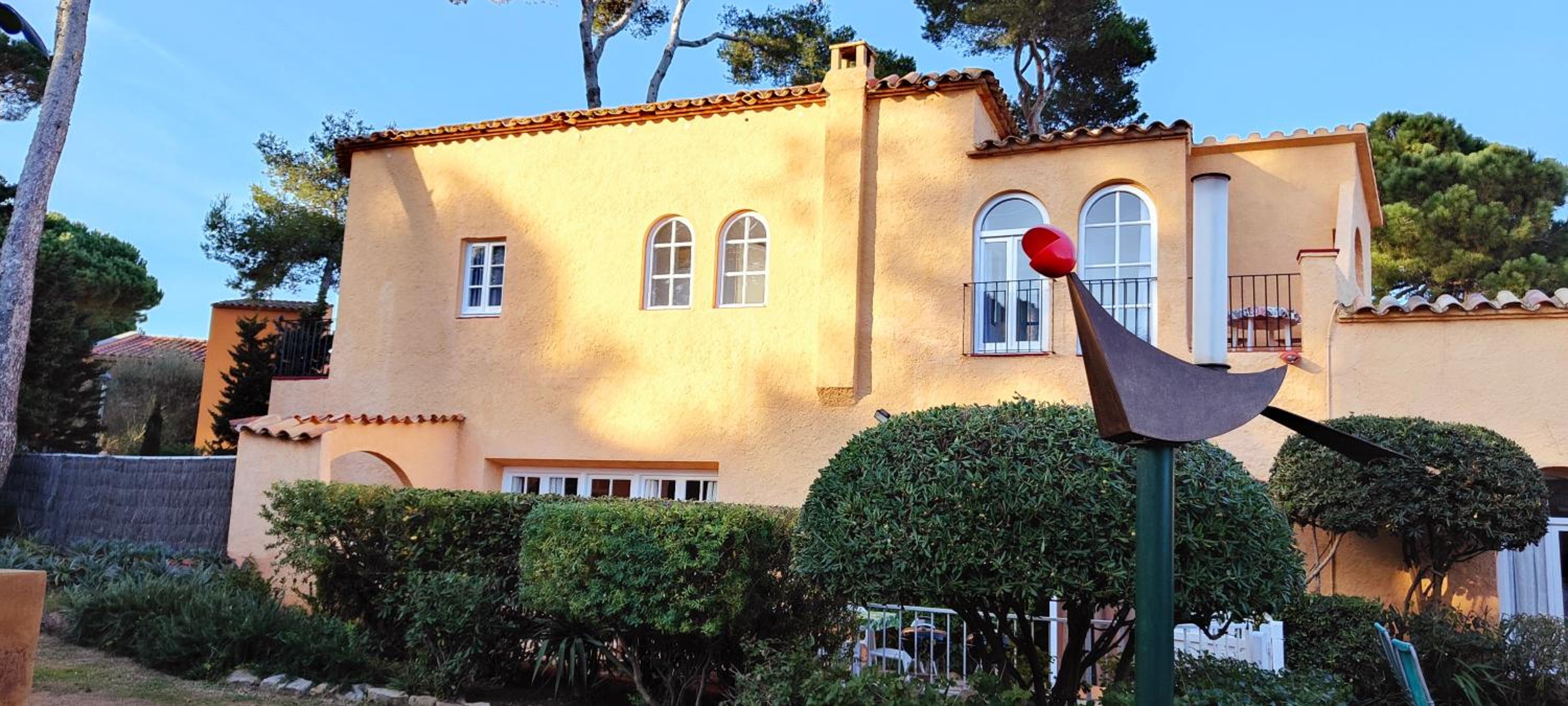 Casa con jardín a 30 metros de la playa. AT.