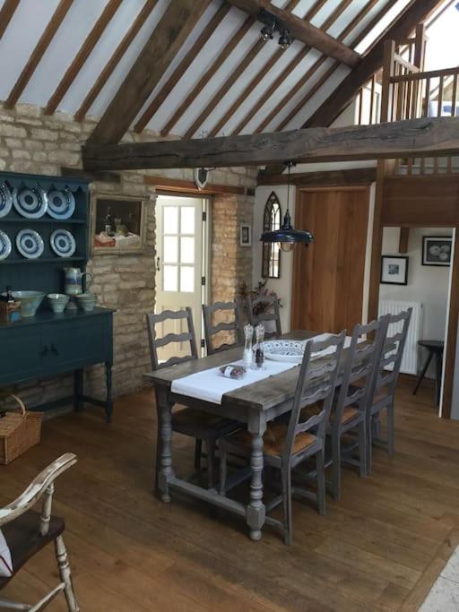 3 BEDROOM 5* BARN CONVERSION COTSWOLDS view 3
