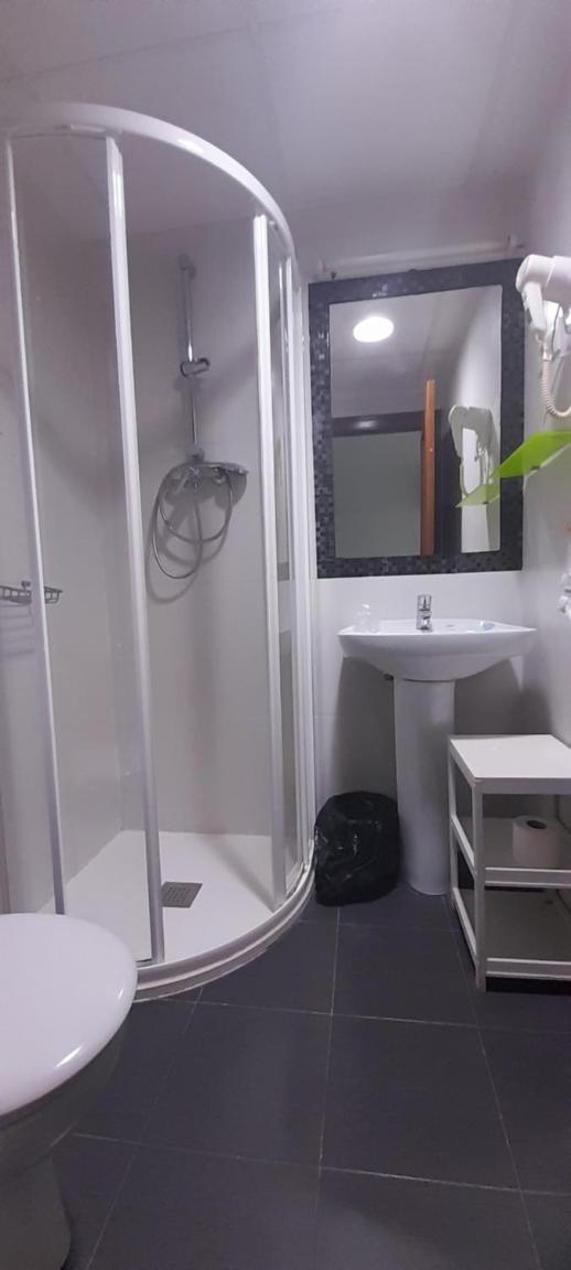 Hostal Hispano en Nájera — bathroom