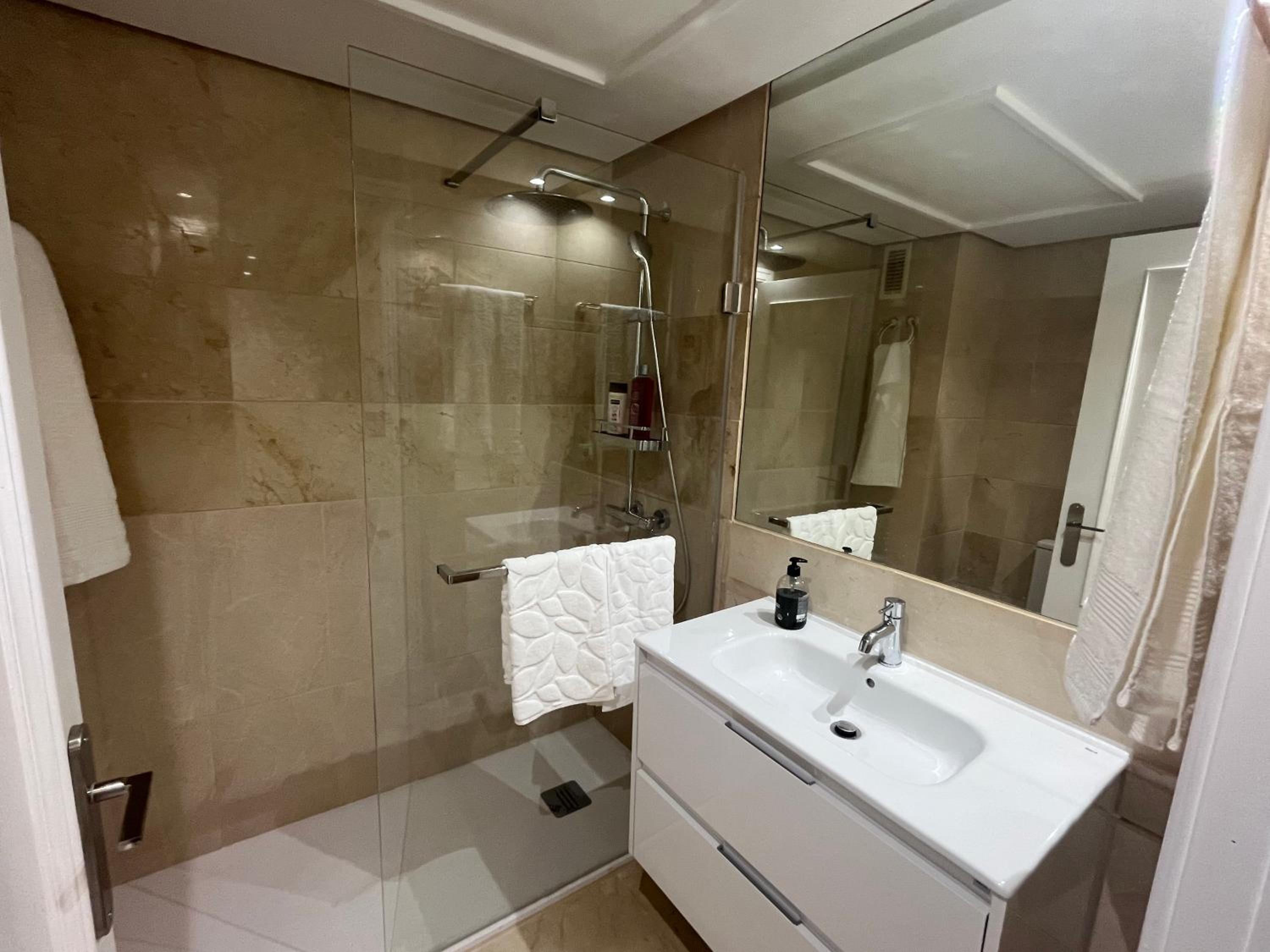 Marbella Vacations - Heart of Puerto Banus newly renavated Free parking , WIFi ,Pool,Gym,Padel court - Property Image 4
