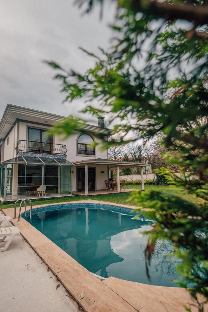 Hotel Sleek Villa in Sapanca with Pool and Winter Garden - Image 1