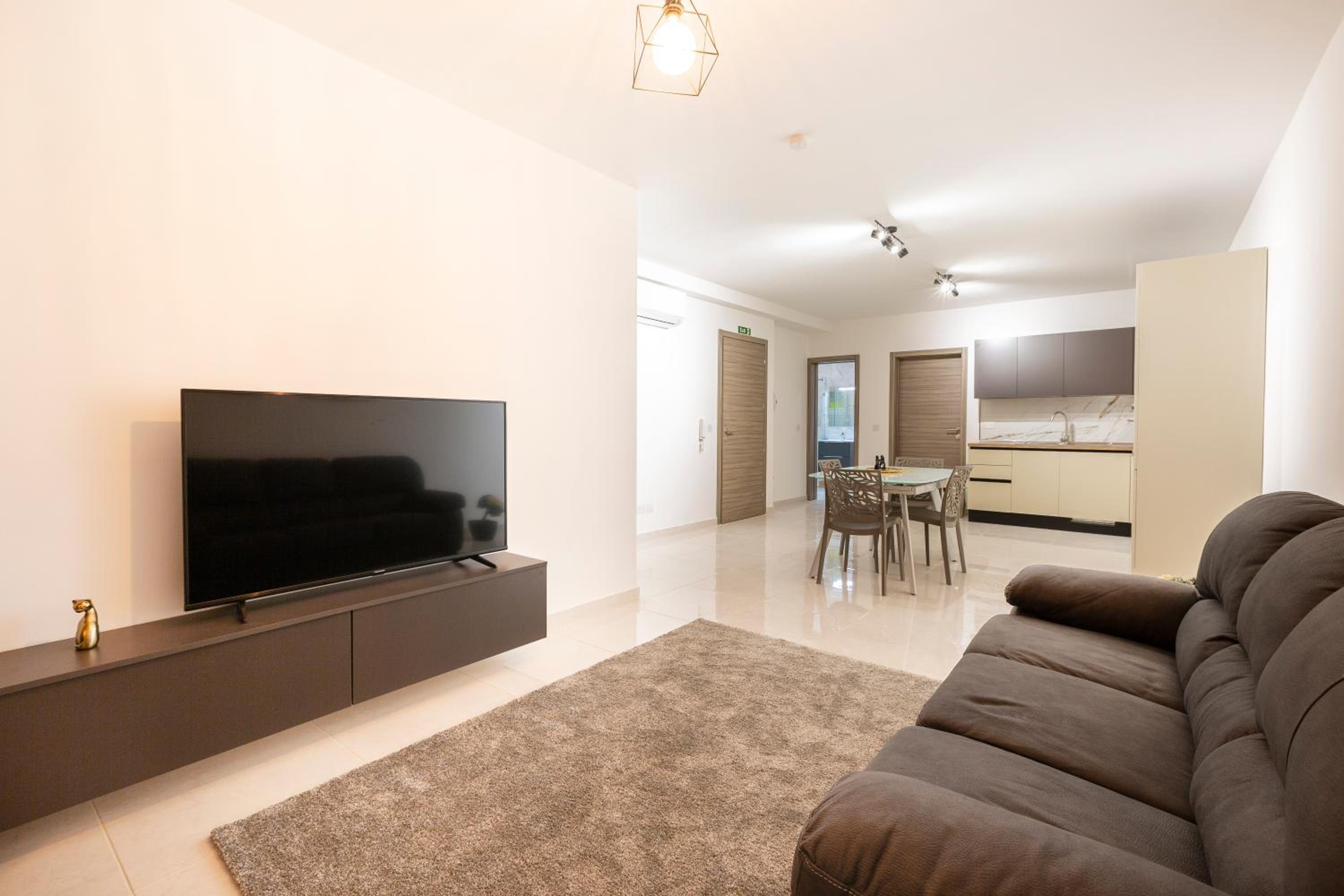 Charming 2BR w/Maltese Balcony Off the Promenade by 360 Estates view 3