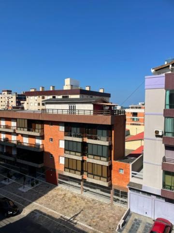A 100 metros da Beira Mar e dos camelódromos apartamento com garagem