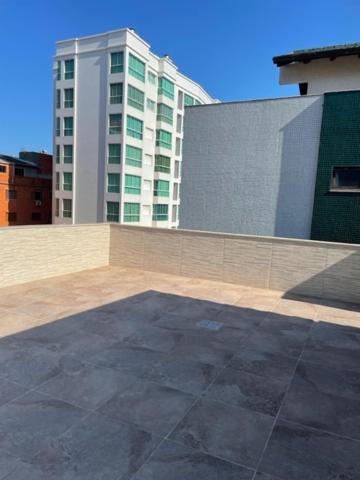 A 100 metros da Beira Mar e dos camelódromos apartamento com garagem