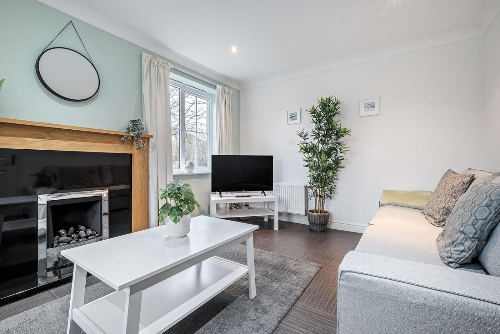 Comfortable House close to Junction 15 of M1 view 3