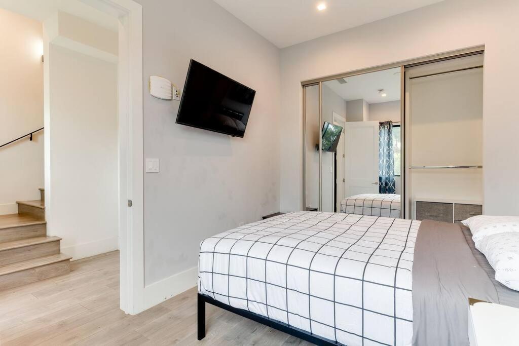 Luxury Modern 4 Bedroom 3 Bathroom Home with Rooftop Deck #1
