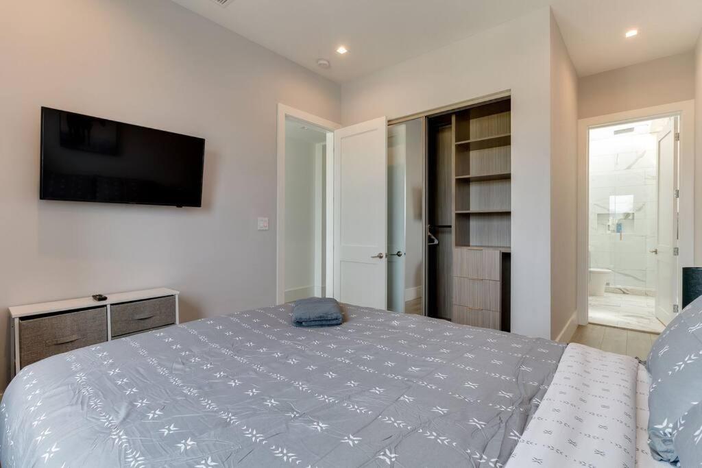 Luxury Modern 4 Bedroom 3 Bathroom Home with Rooftop Deck #1