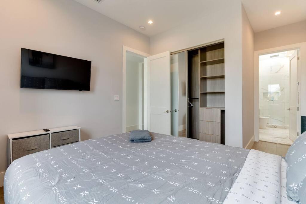 Luxury Modern 4 Bedroom 3 Bathroom Home with Rooftop Deck #1