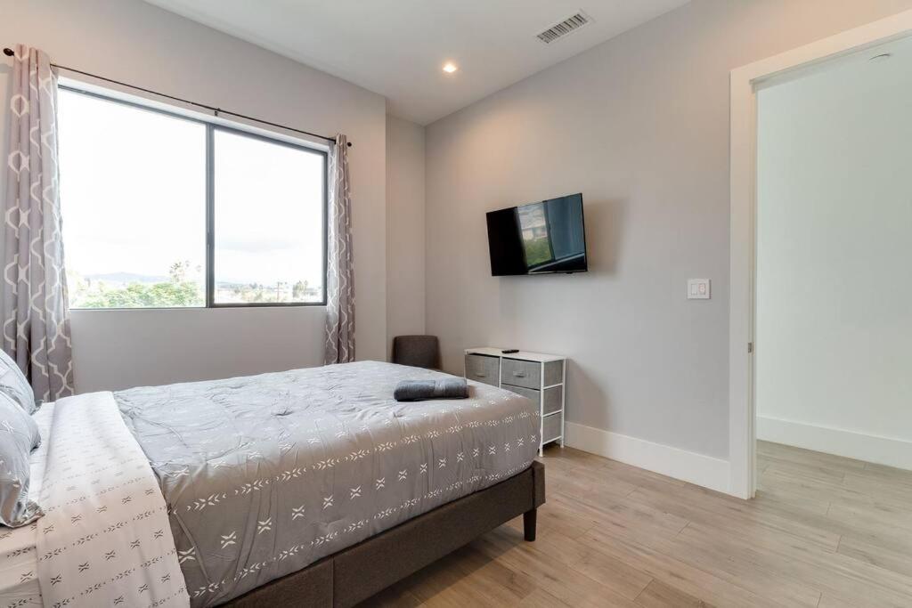 Luxury Modern 4 Bedroom 3 Bathroom Home with Rooftop Deck #1