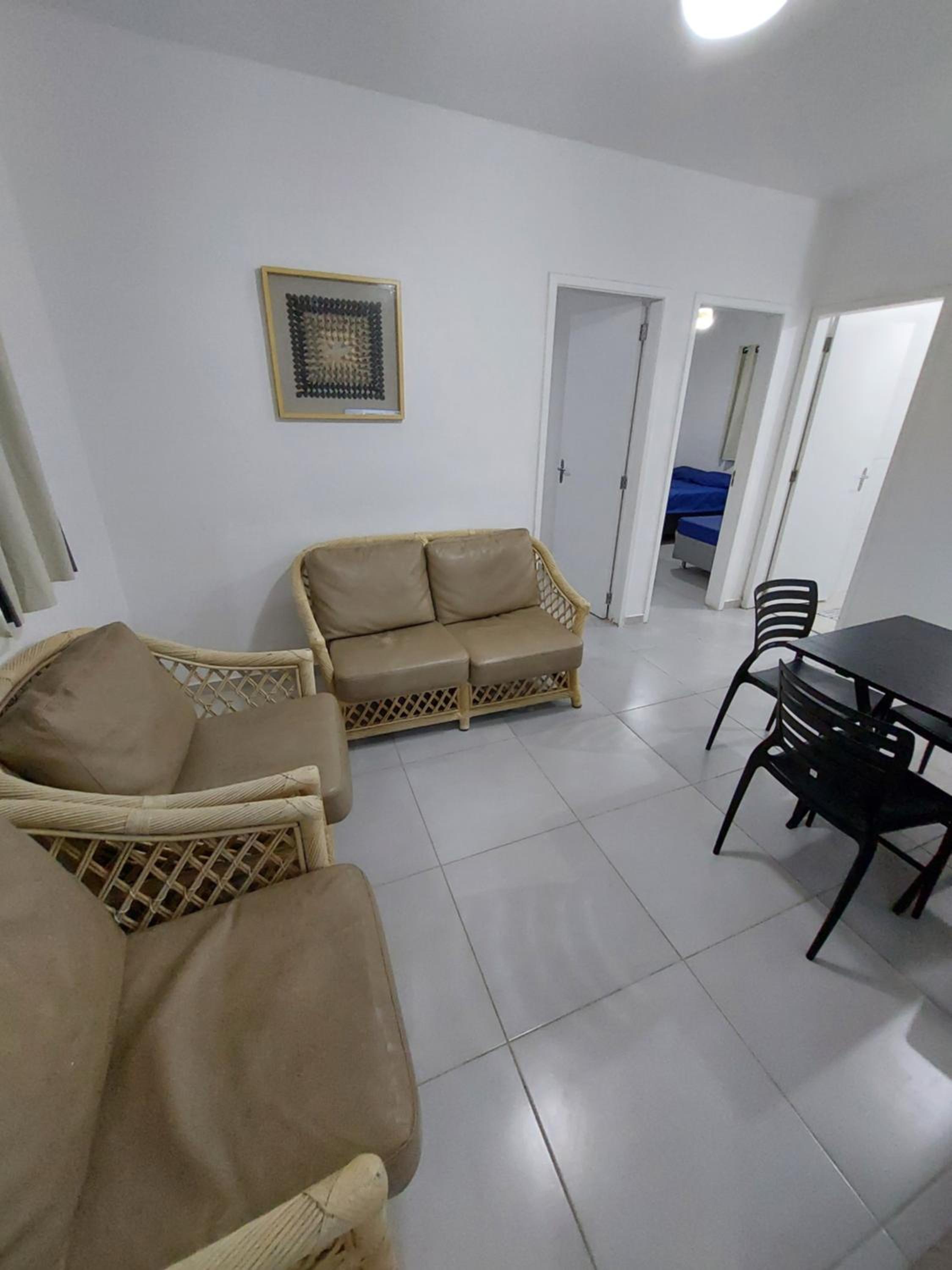 Apto 2 dorm, a 250m praia do Indaia, aceitamos PET saida 15h