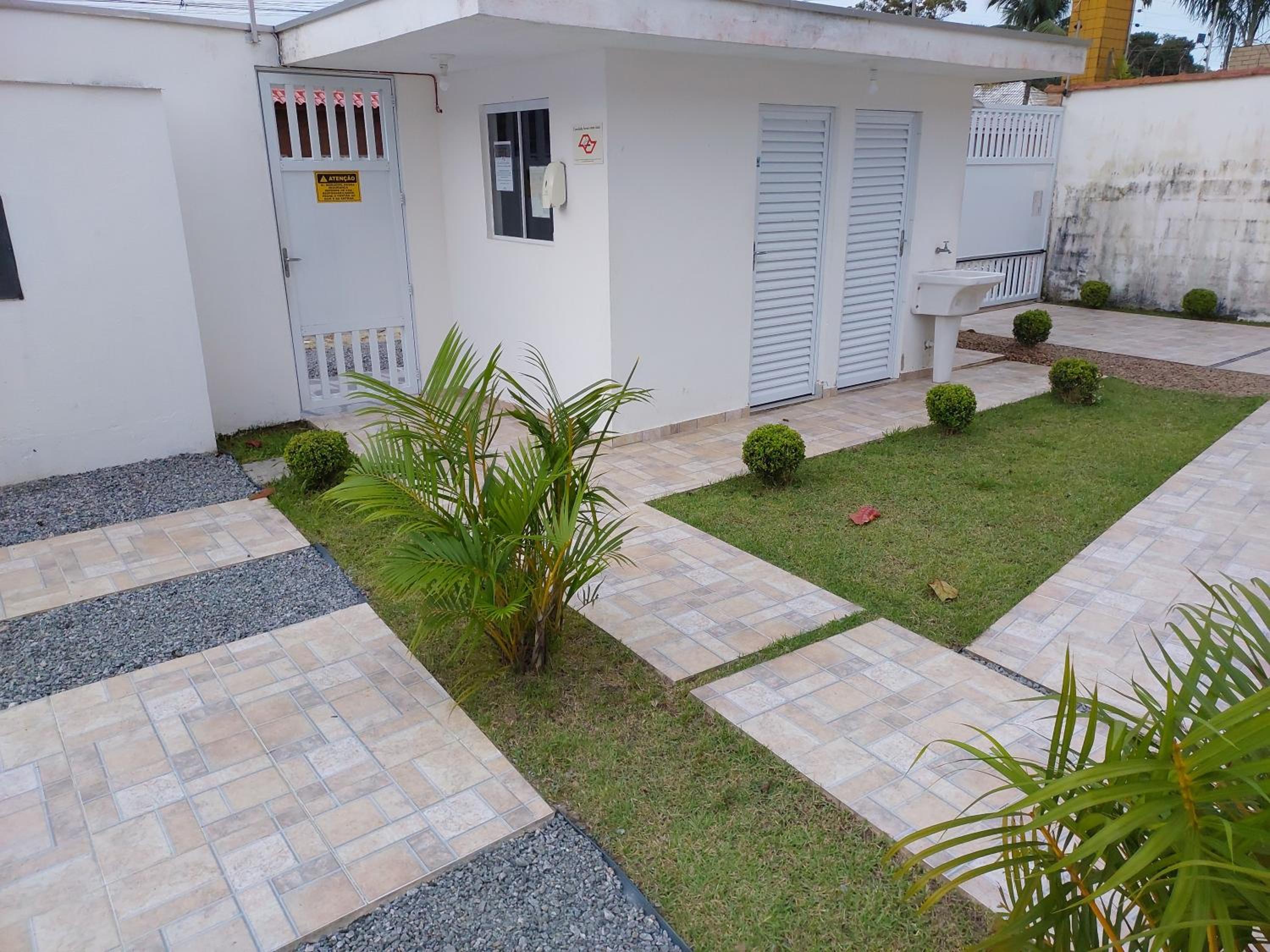Apto 2 dorm, a 250m praia do Indaia, aceitamos PET saida 15h