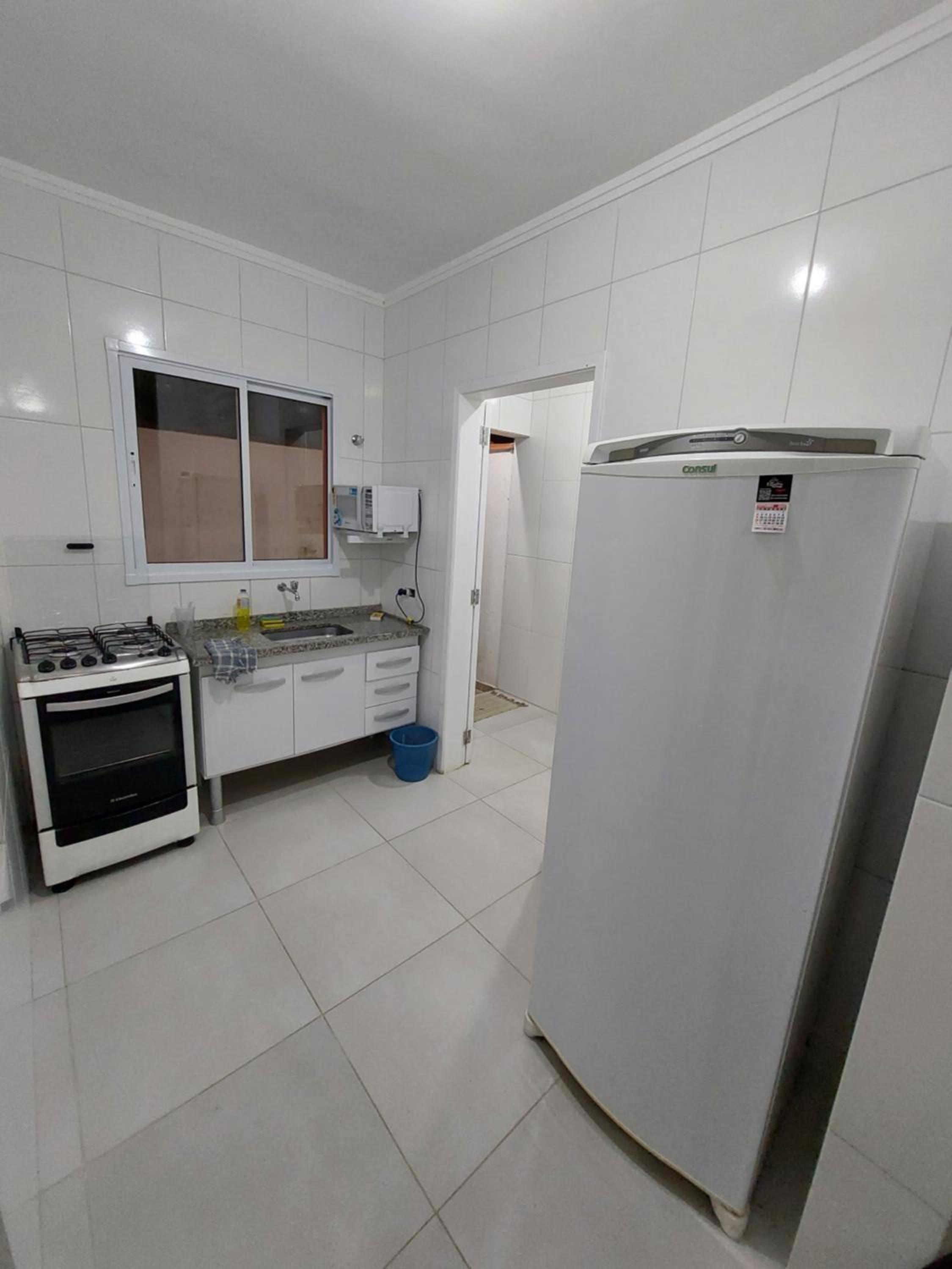 Apto 2 dorm, a 250m praia do Indaia, aceitamos PET saida 15h