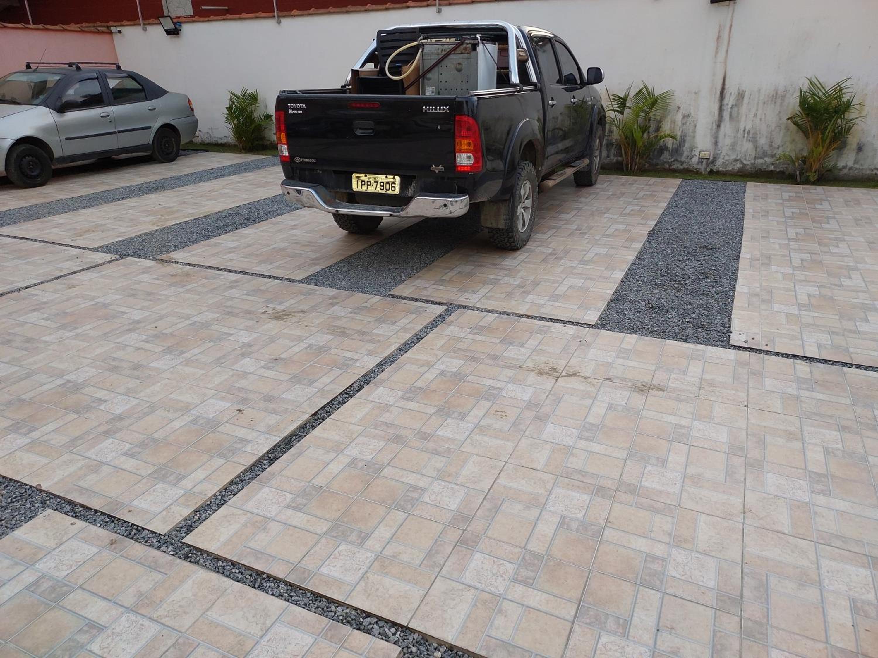 Apto 2 dorm, a 250m praia do Indaia, aceitamos PET saida 15h
