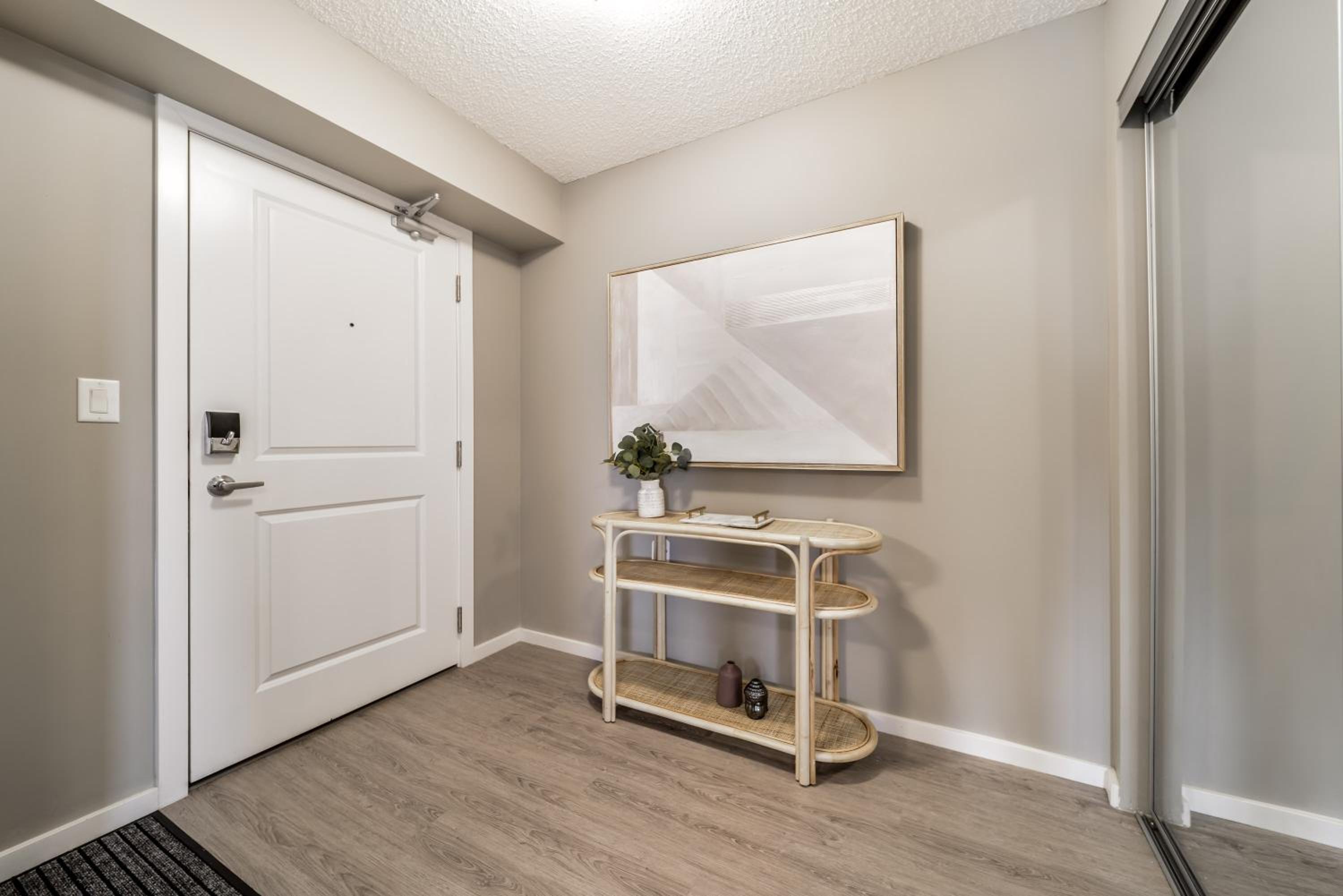 Peaceful Oasis Condo, AC, Top Floor, Secure UG Parking, Balcony, King Bed!