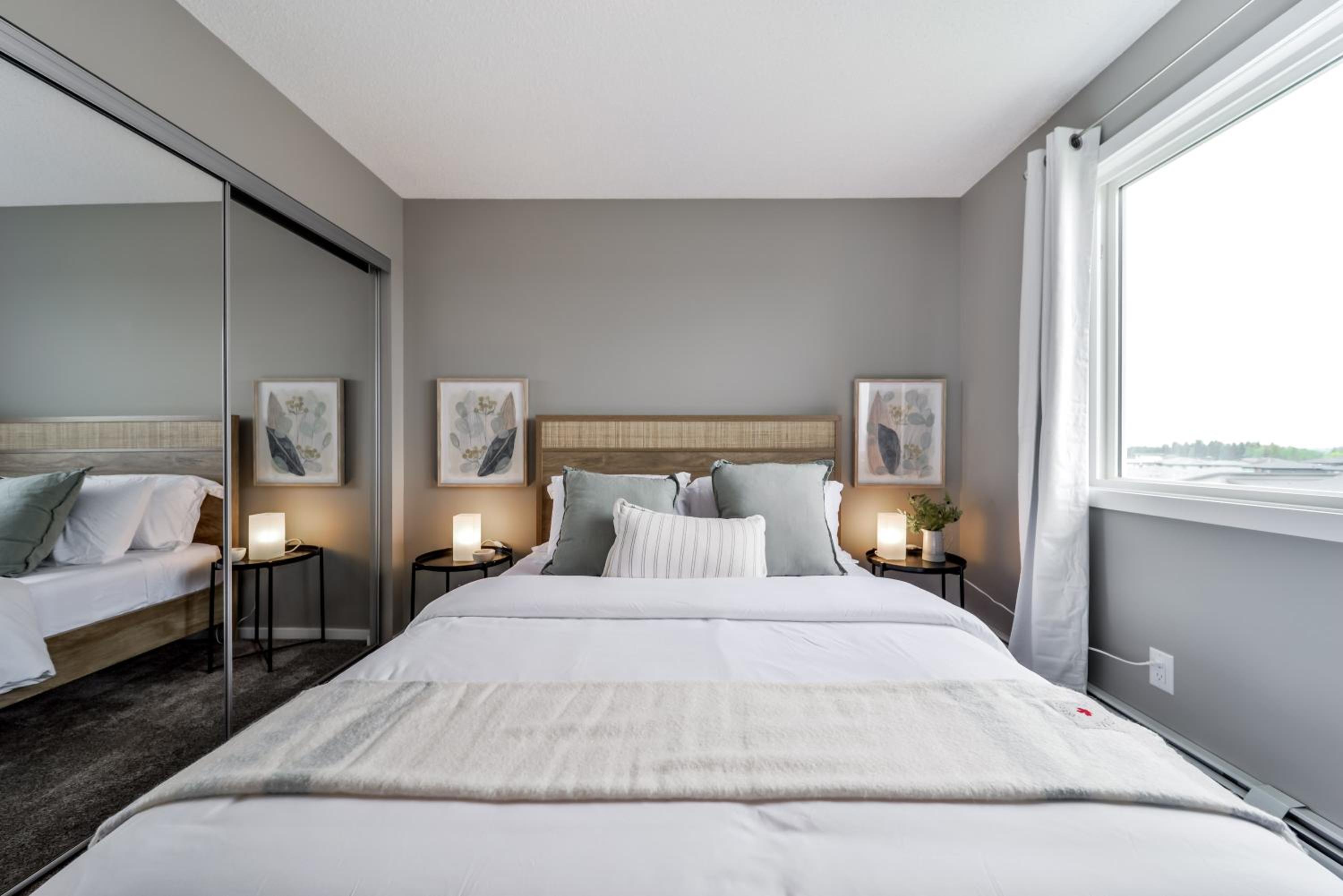 Peaceful Oasis Condo, AC, Top Floor, Secure UG Parking, Balcony, King Bed!