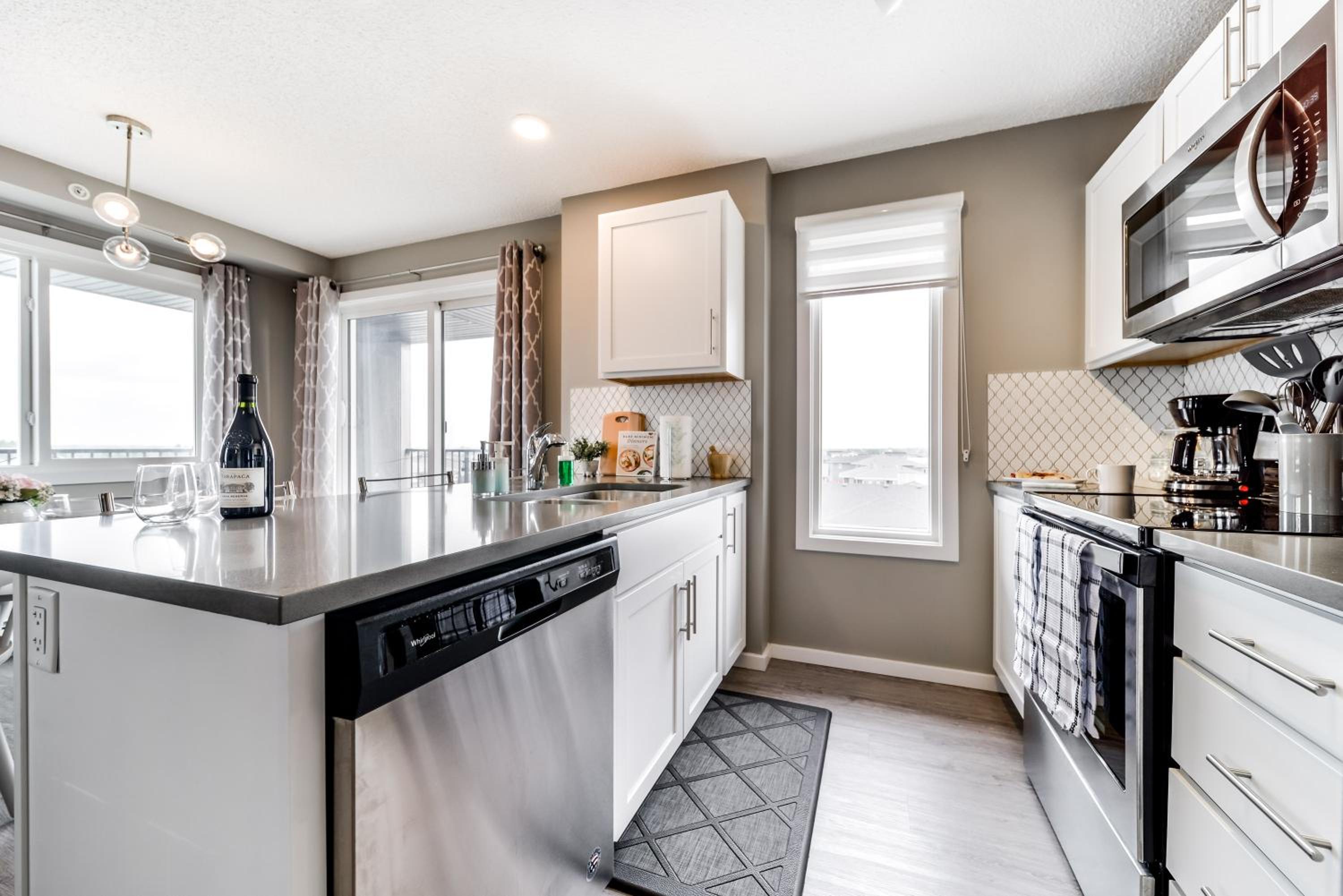Peaceful Oasis Condo, AC, Top Floor, Secure UG Parking, Balcony, King Bed!