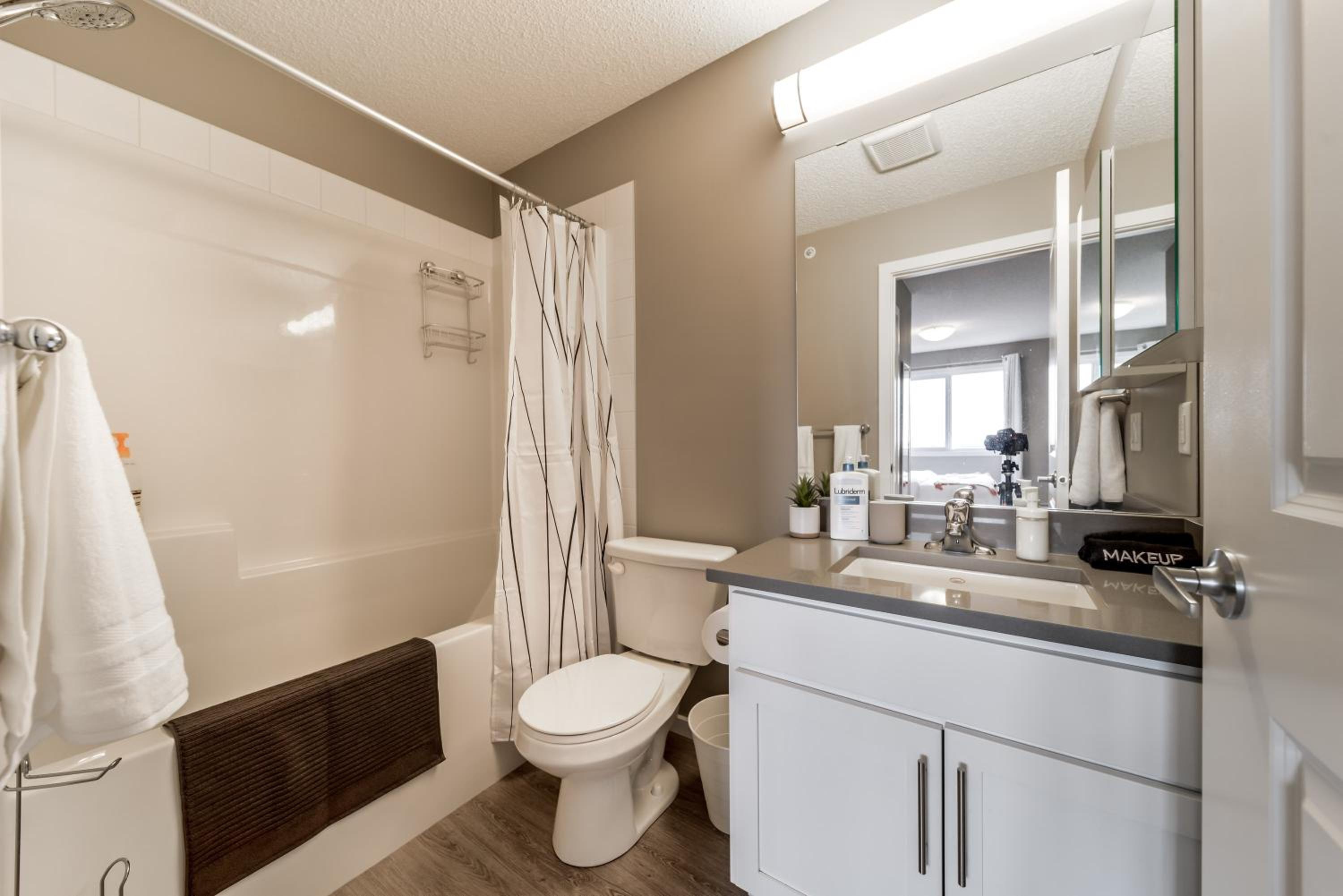 Peaceful Oasis Condo, AC, Top Floor, Secure UG Parking, Balcony, King Bed!