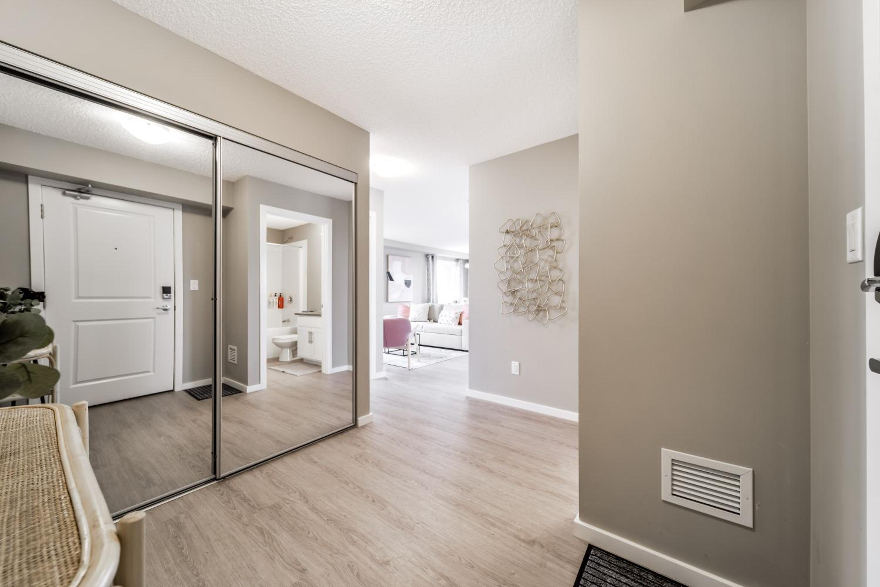Peaceful Oasis Condo, AC, Top Floor, Secure UG Parking, Balcony, King Bed!
