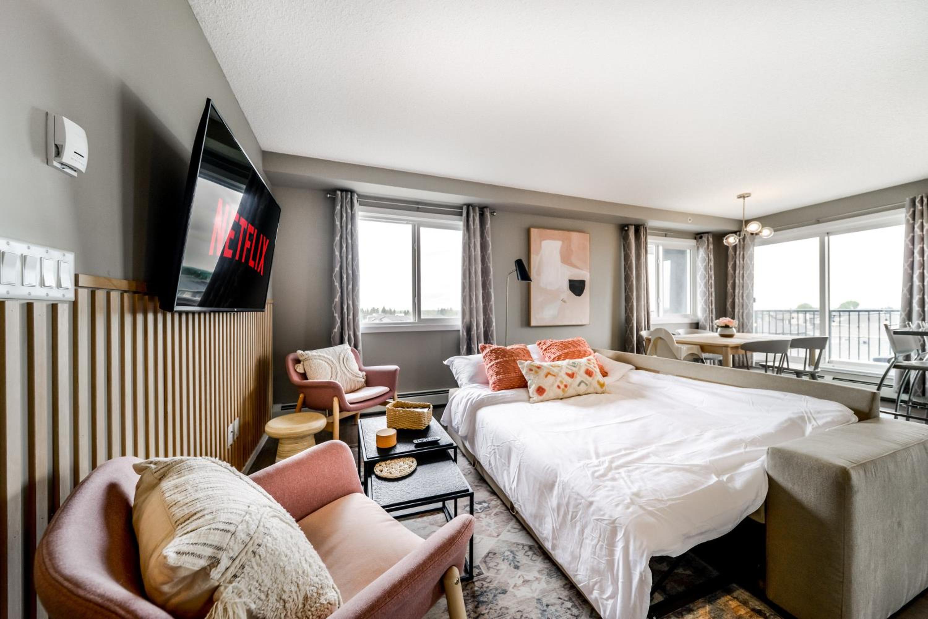 Peaceful Oasis Condo, AC, Top Floor, Secure UG Parking, Balcony, King Bed!