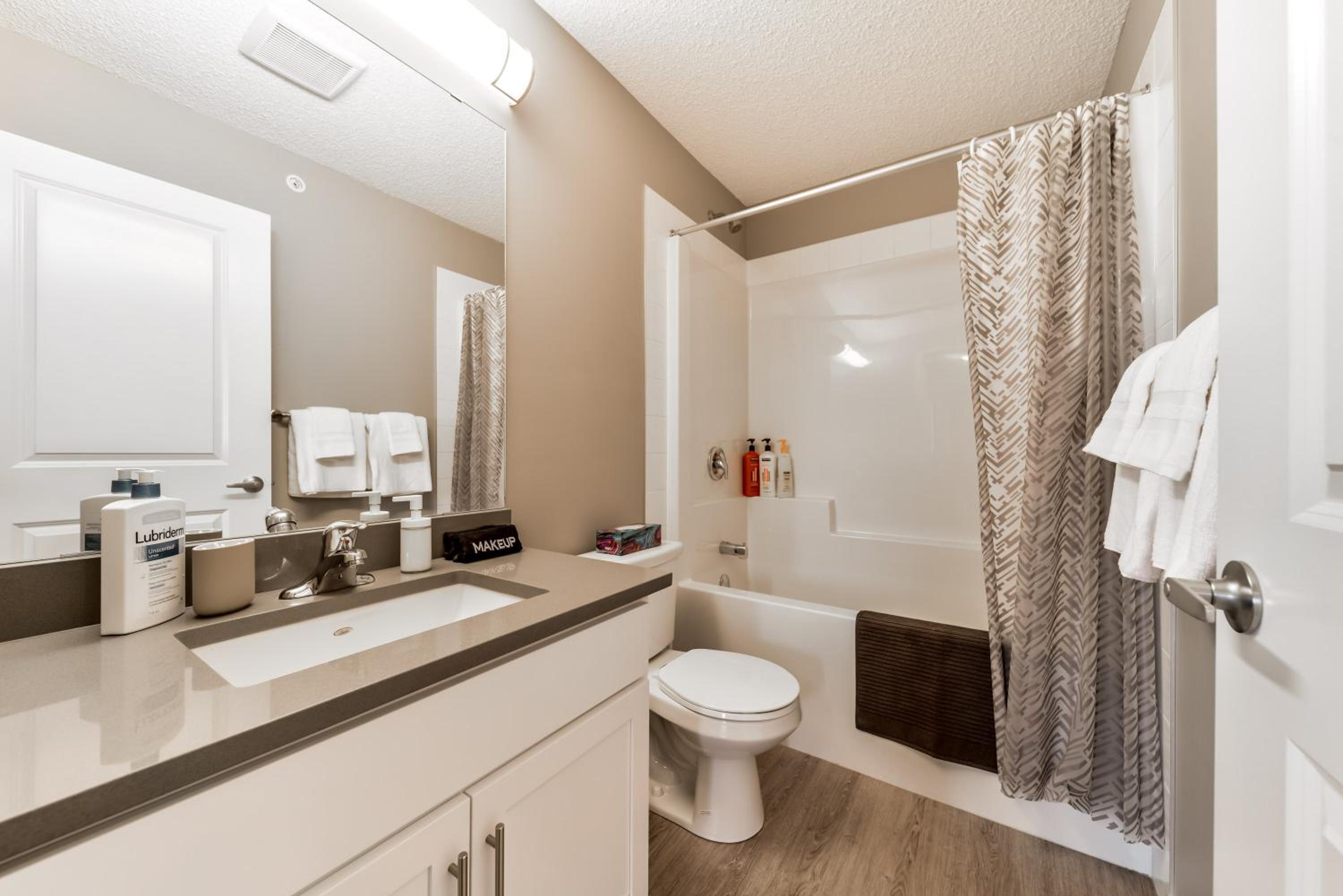 Peaceful Oasis Condo, AC, Top Floor, Secure UG Parking, Balcony, King Bed!