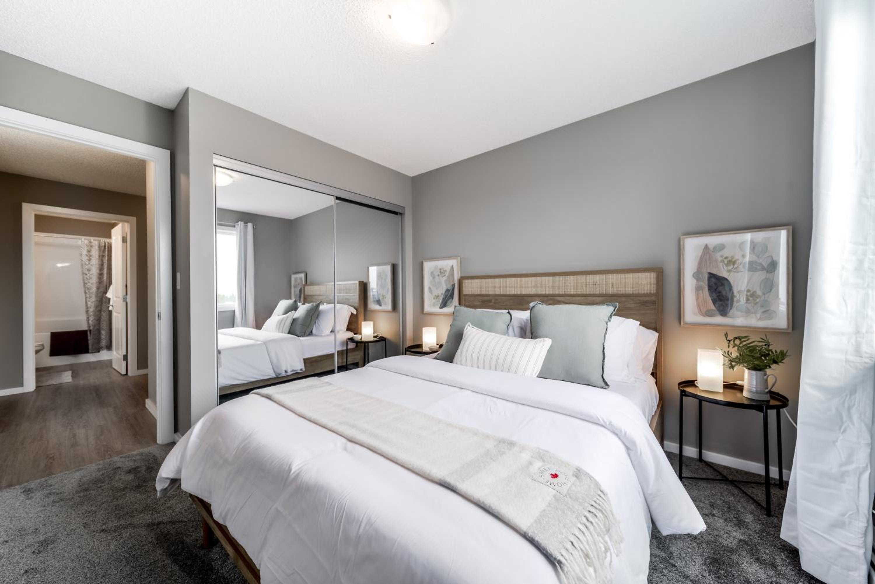 Peaceful Oasis Condo, AC, Top Floor, Secure UG Parking, Balcony, King Bed!