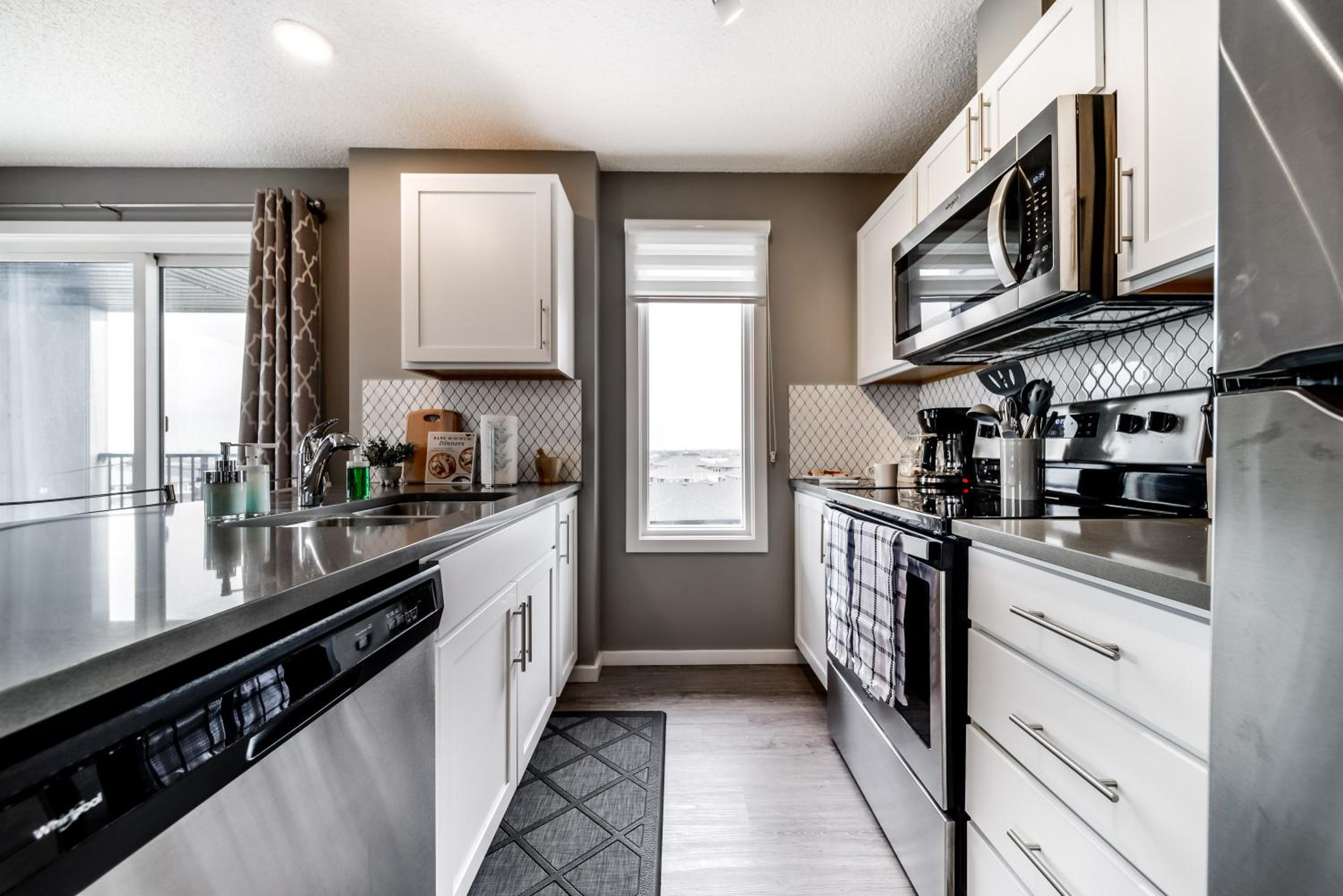 Peaceful Oasis Condo, AC, Top Floor, Secure UG Parking, Balcony, King Bed!