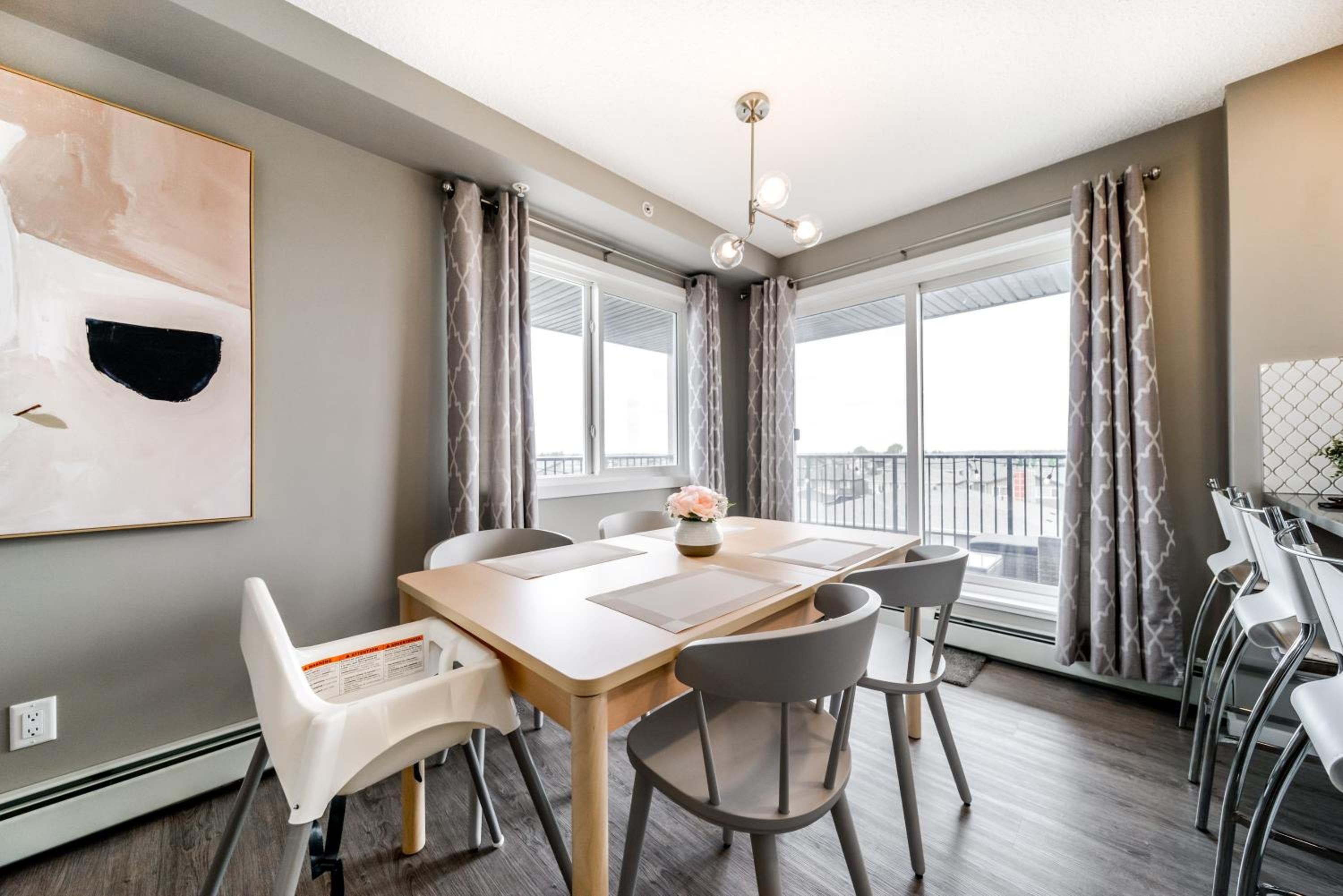 Peaceful Oasis Condo, AC, Top Floor, Secure UG Parking, Balcony, King Bed!