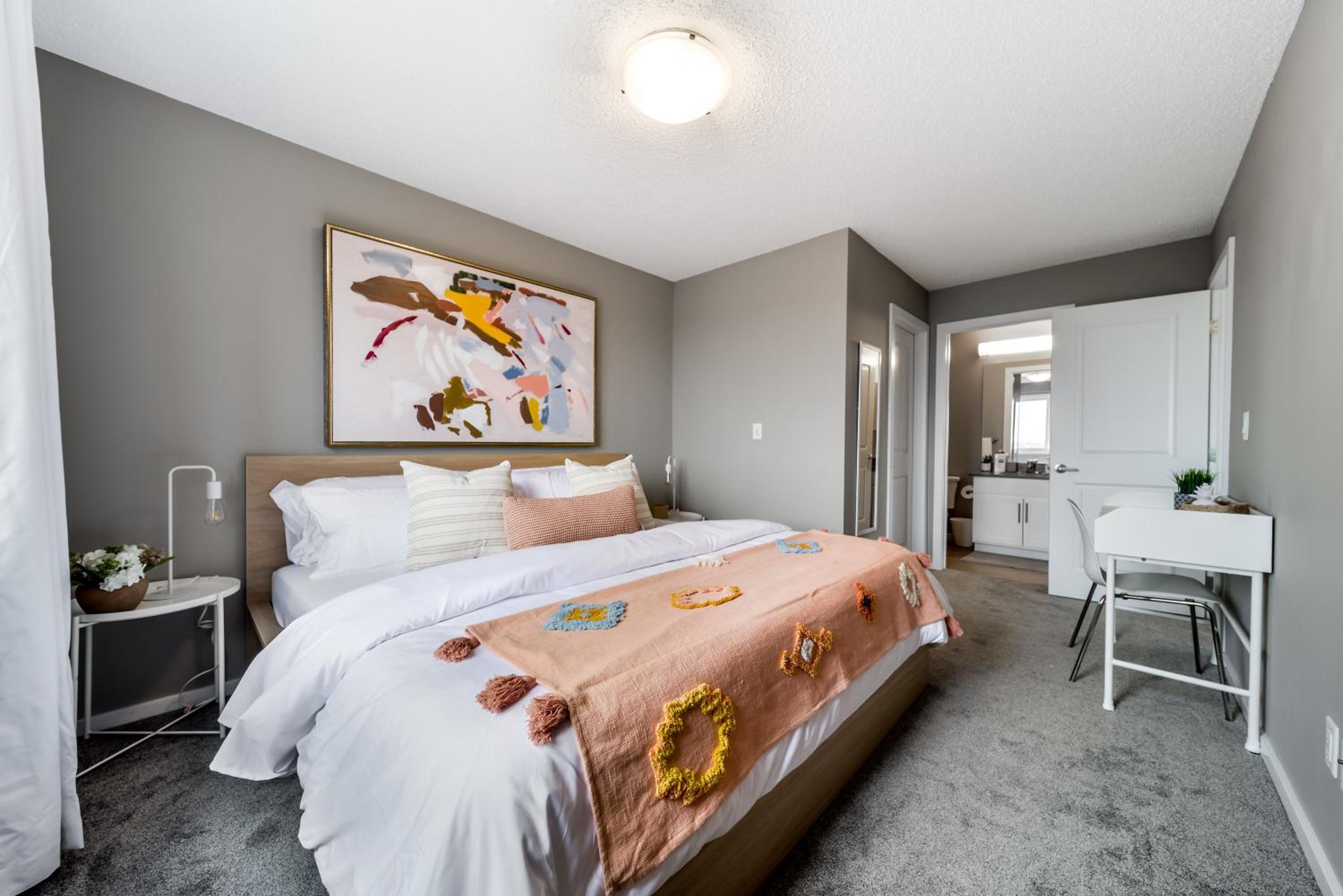 Peaceful Oasis Condo, AC, Top Floor, Secure UG Parking, Balcony, King Bed!