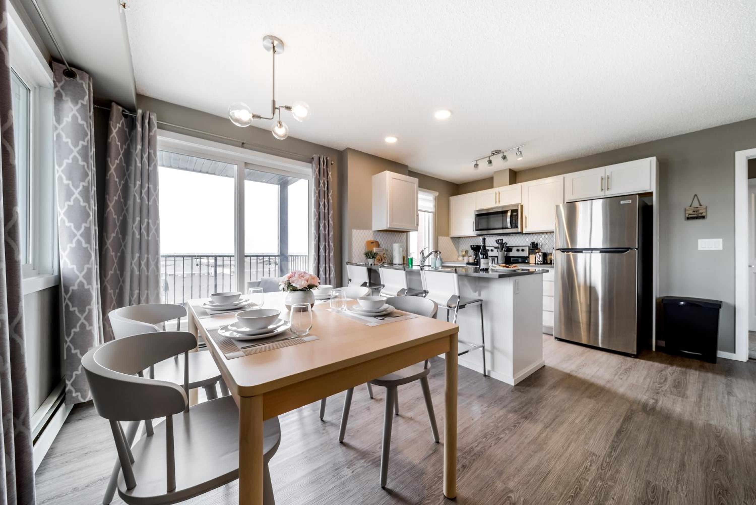 Peaceful Oasis Condo, AC, Top Floor, Secure UG Parking, Balcony, King Bed!
