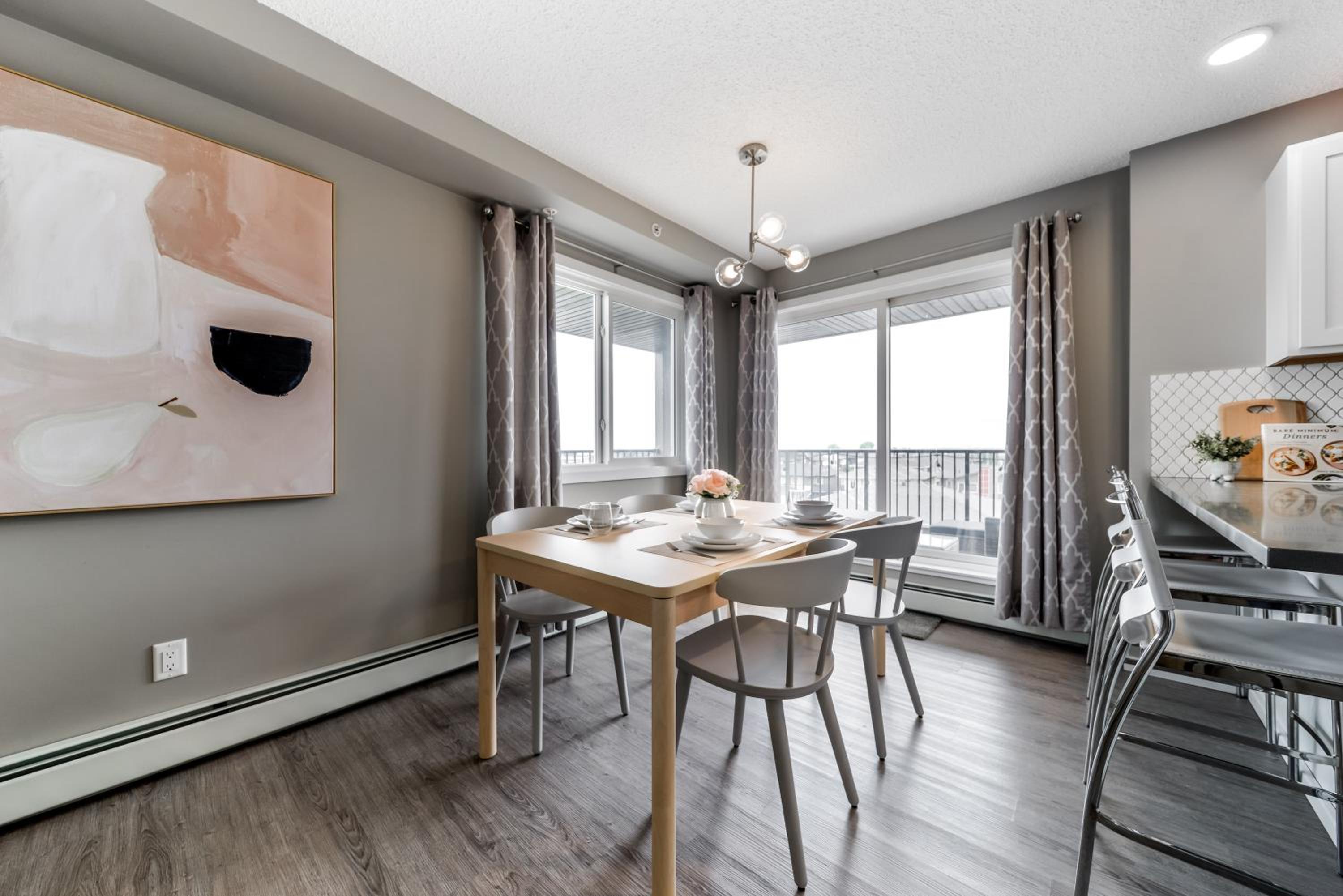 Peaceful Oasis Condo, AC, Top Floor, Secure UG Parking, Balcony, King Bed!