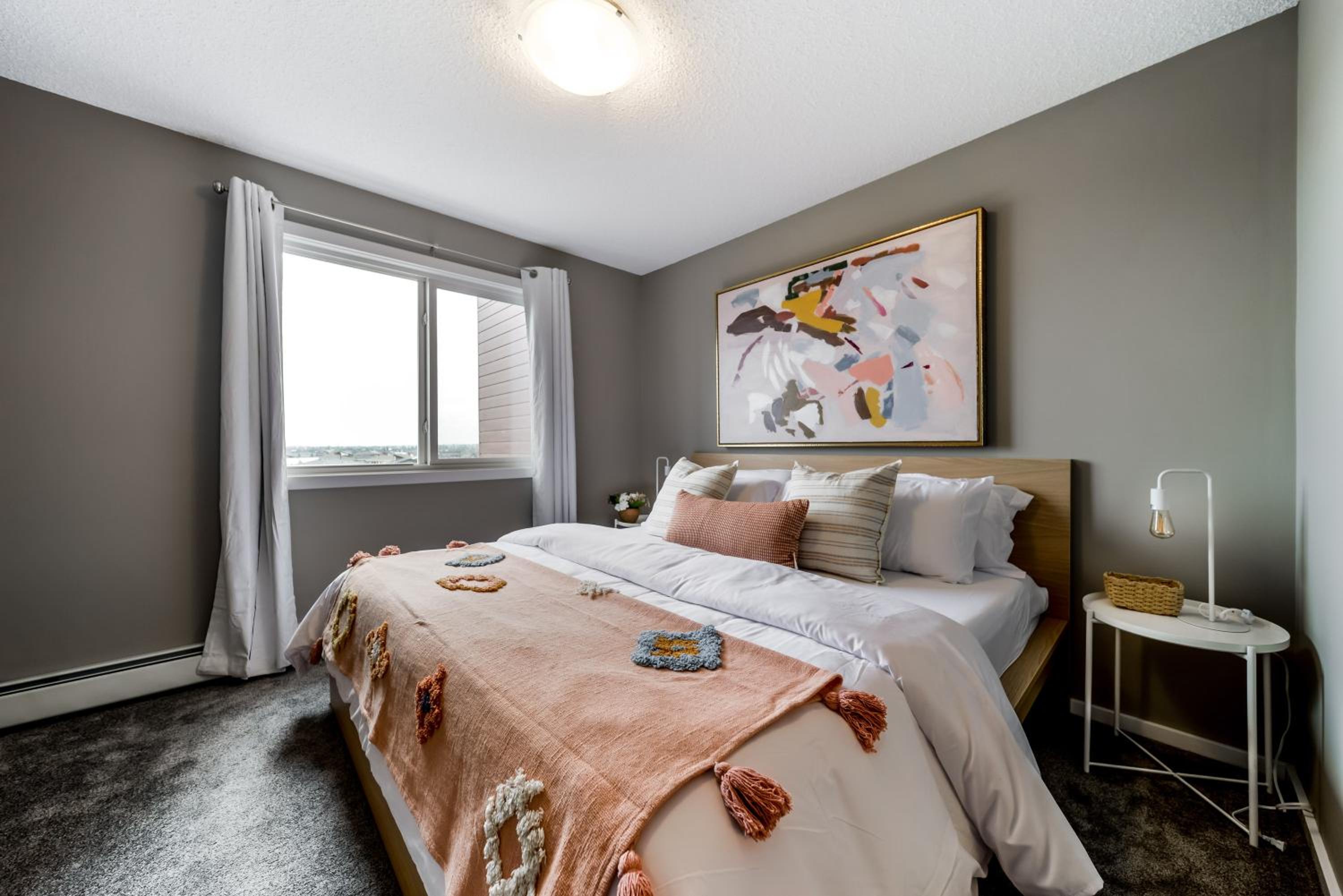 Peaceful Oasis Condo, AC, Top Floor, Secure UG Parking, Balcony, King Bed!