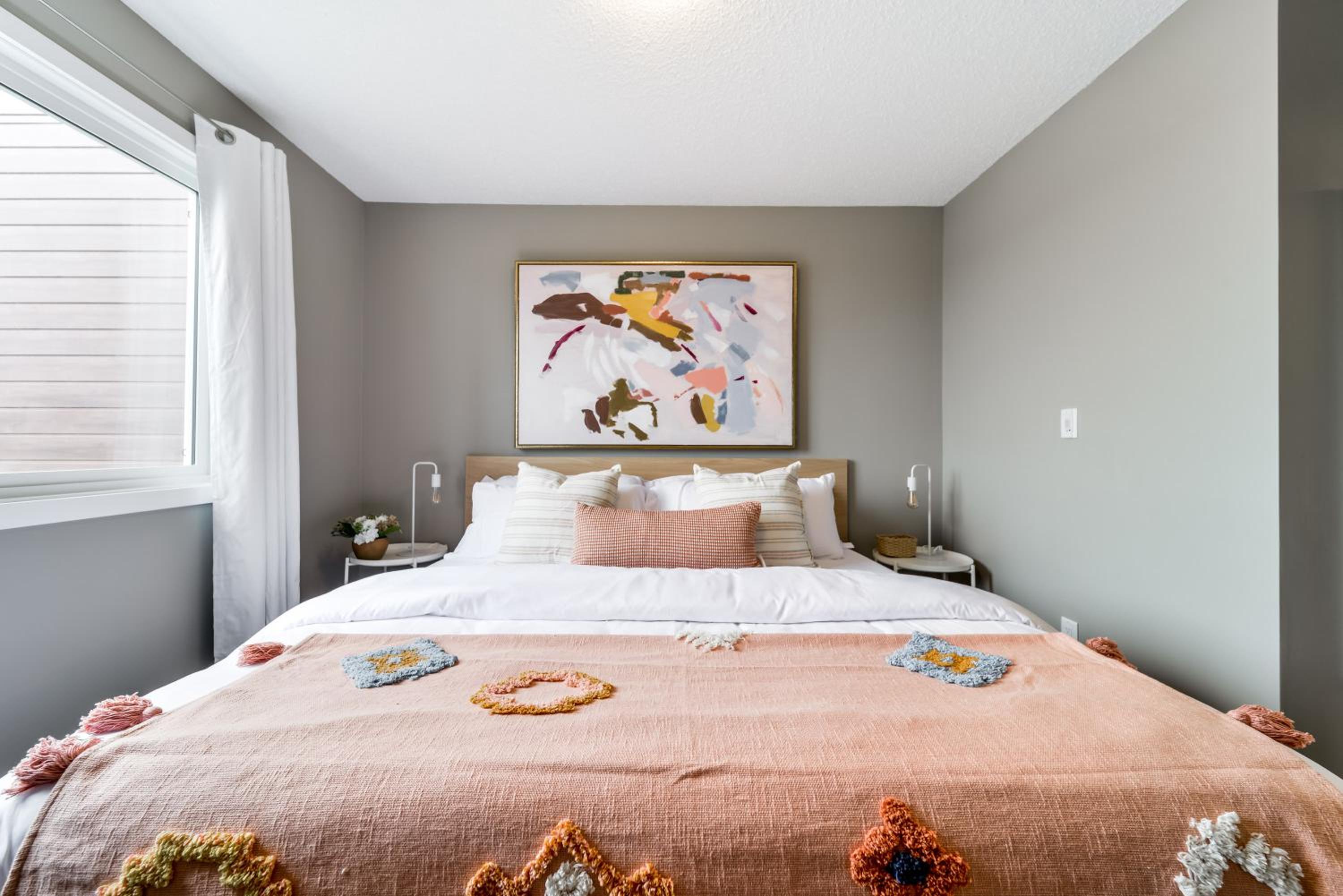 Peaceful Oasis Condo, AC, Top Floor, Secure UG Parking, Balcony, King Bed!