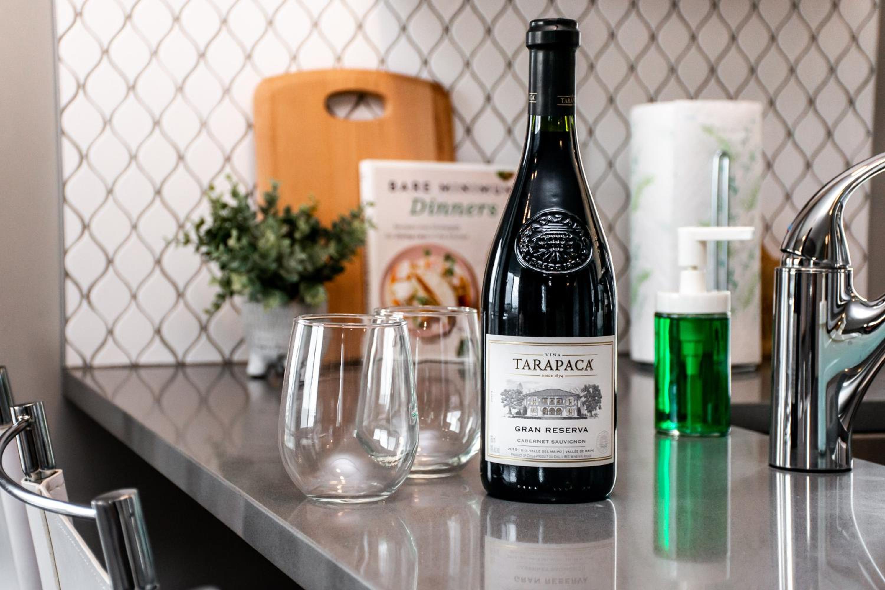 Peaceful Oasis Condo, AC, Top Floor, Secure UG Parking, Balcony, King Bed!