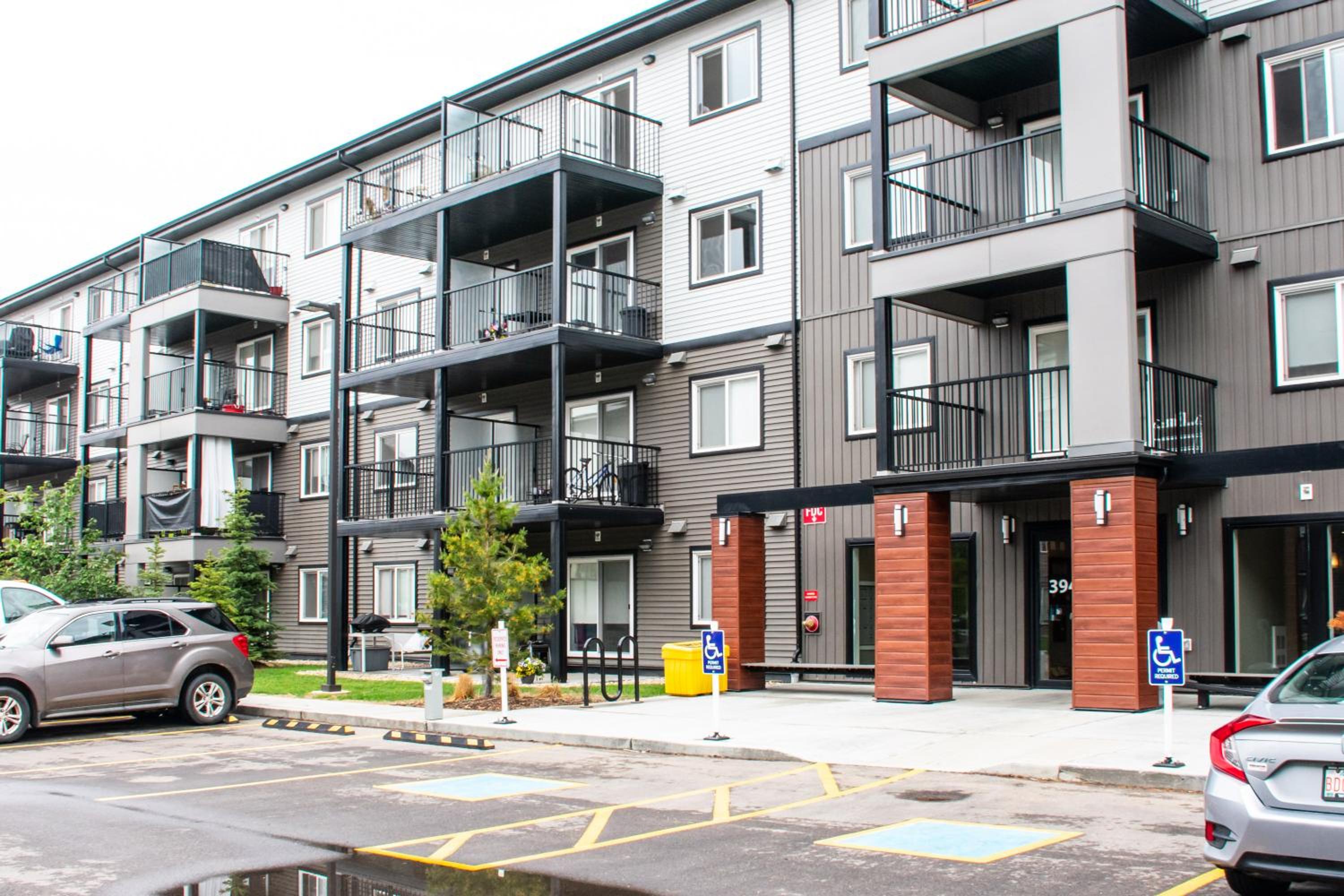 Peaceful Oasis Condo, AC, Top Floor, Secure UG Parking, Balcony, King Bed!