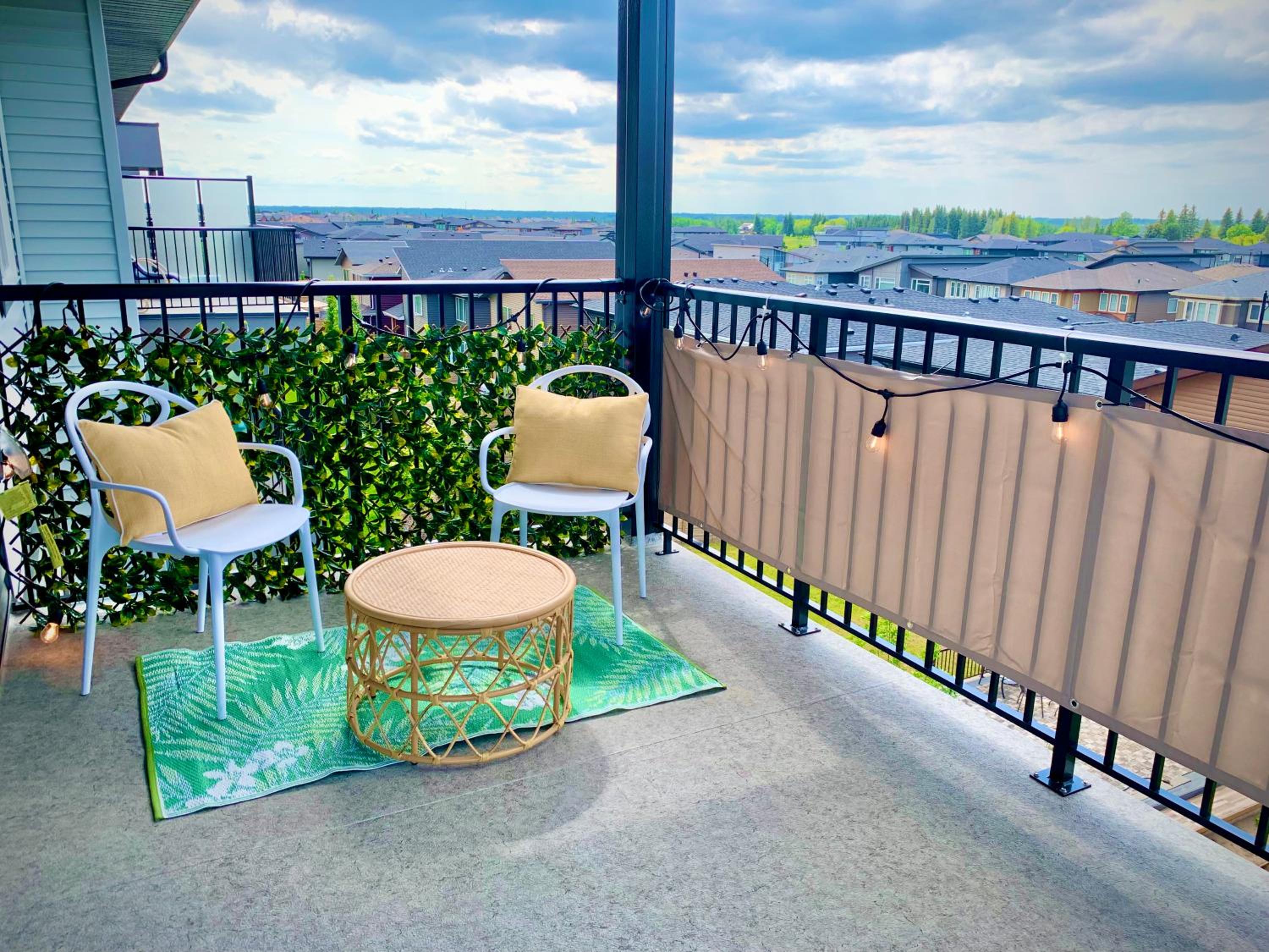 Peaceful Oasis Condo, AC, Top Floor, Secure UG Parking, Balcony, King Bed!