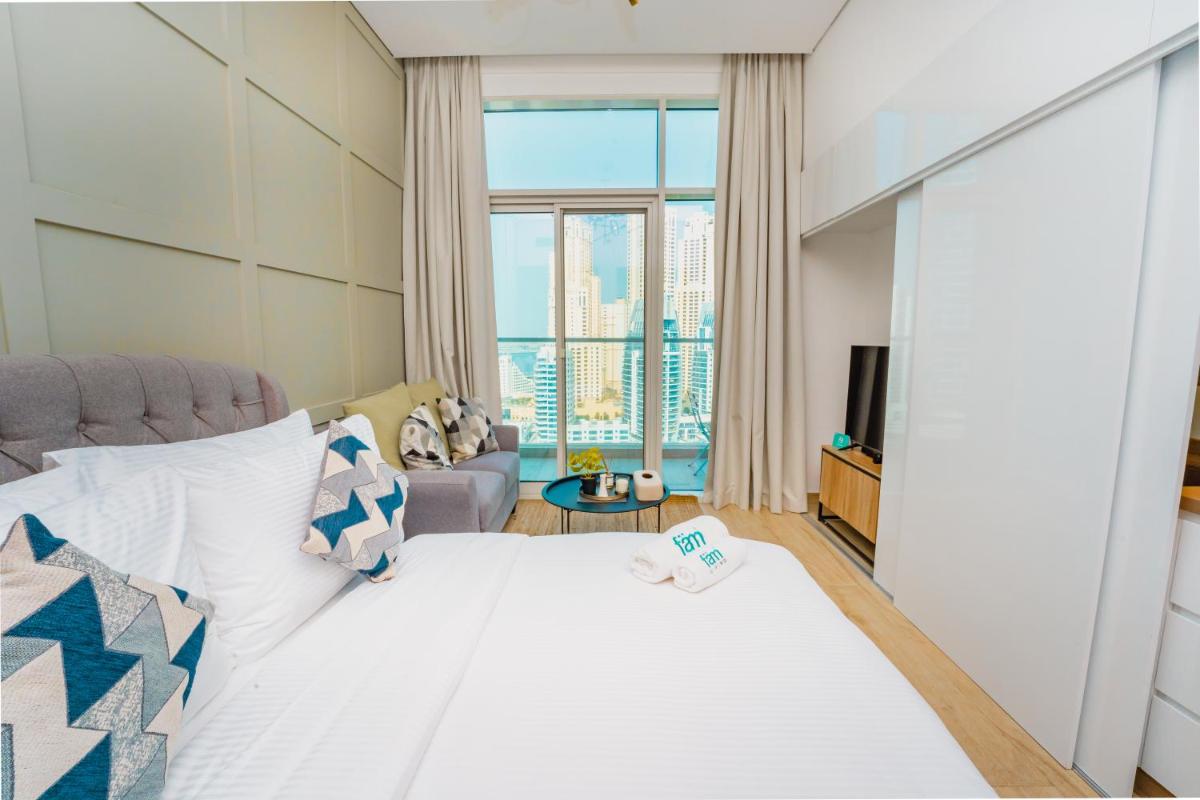 FAM Living - Marina Marvel - Studio Apartment with Breathtaking Views in Studio One Tower
