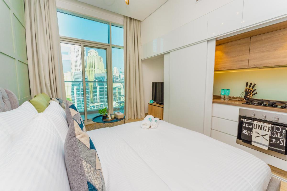 FAM Living - Marina Marvel - Studio Apartment with Breathtaking Views in Studio One Tower