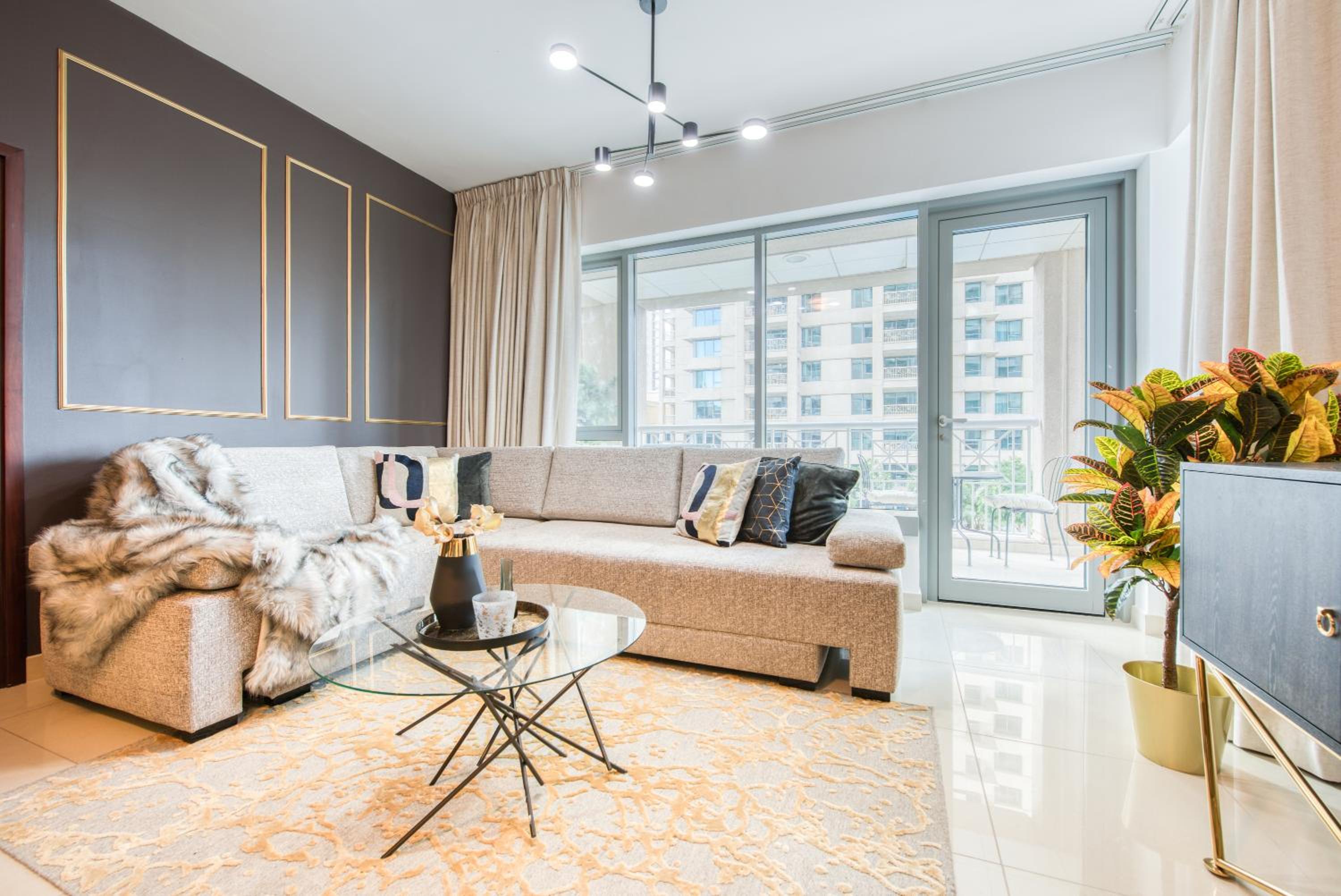 Maison Privee - Radiant Urban Retreat with Iconic Burj Khalifa Vws