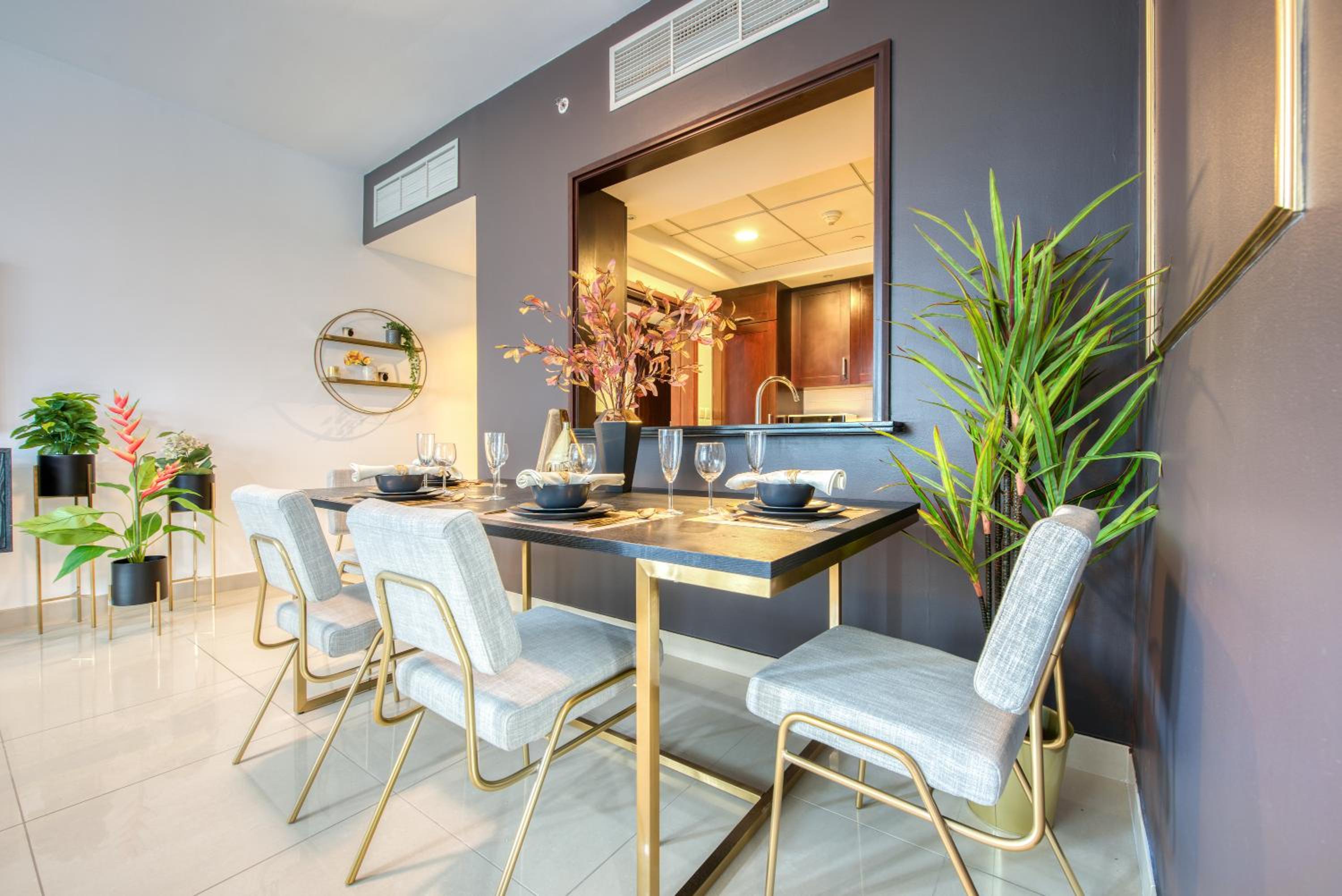 Maison Privee - Radiant Urban Retreat with Iconic Burj Khalifa Vws