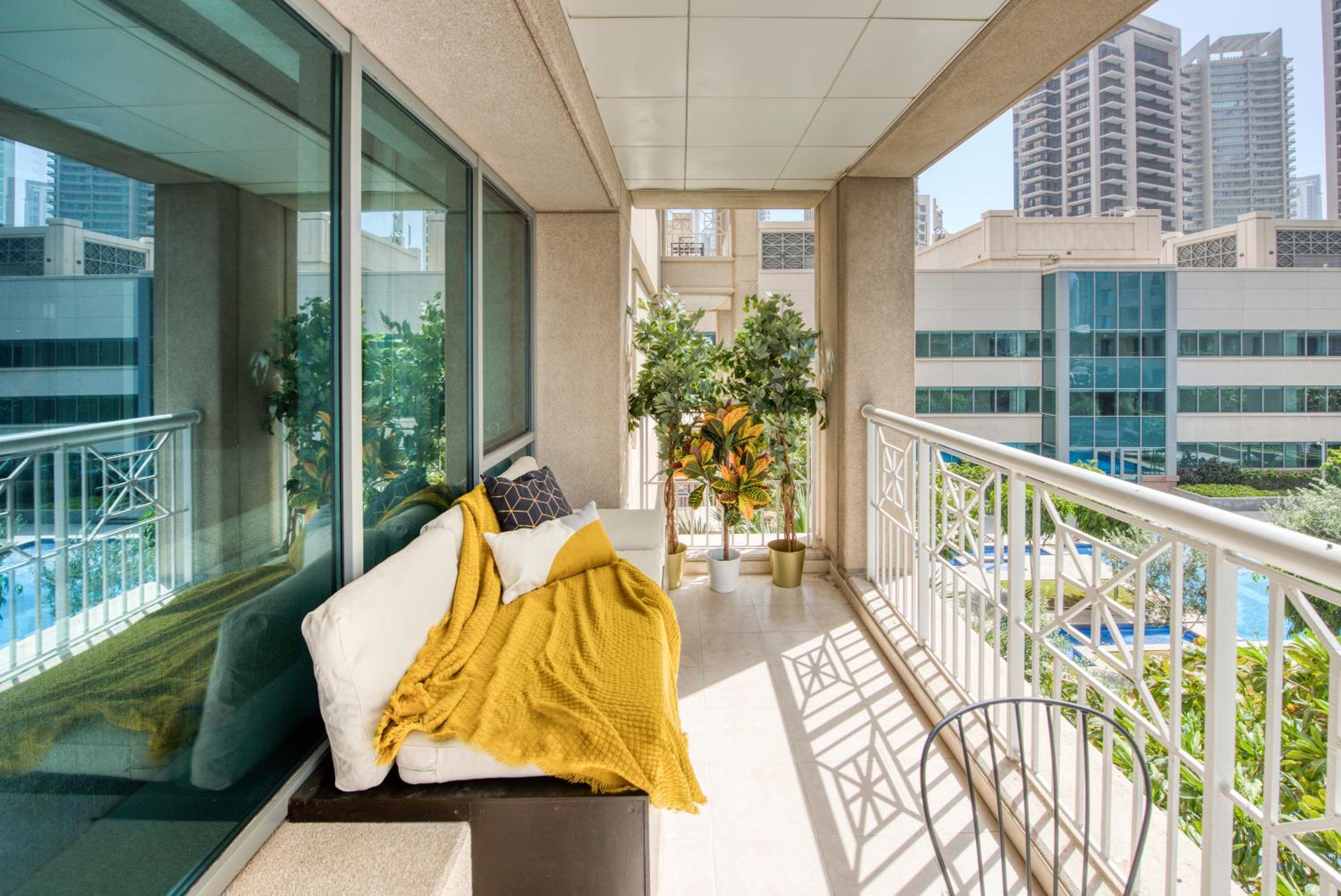 Maison Privee - Radiant Urban Retreat with Iconic Burj Khalifa Vws