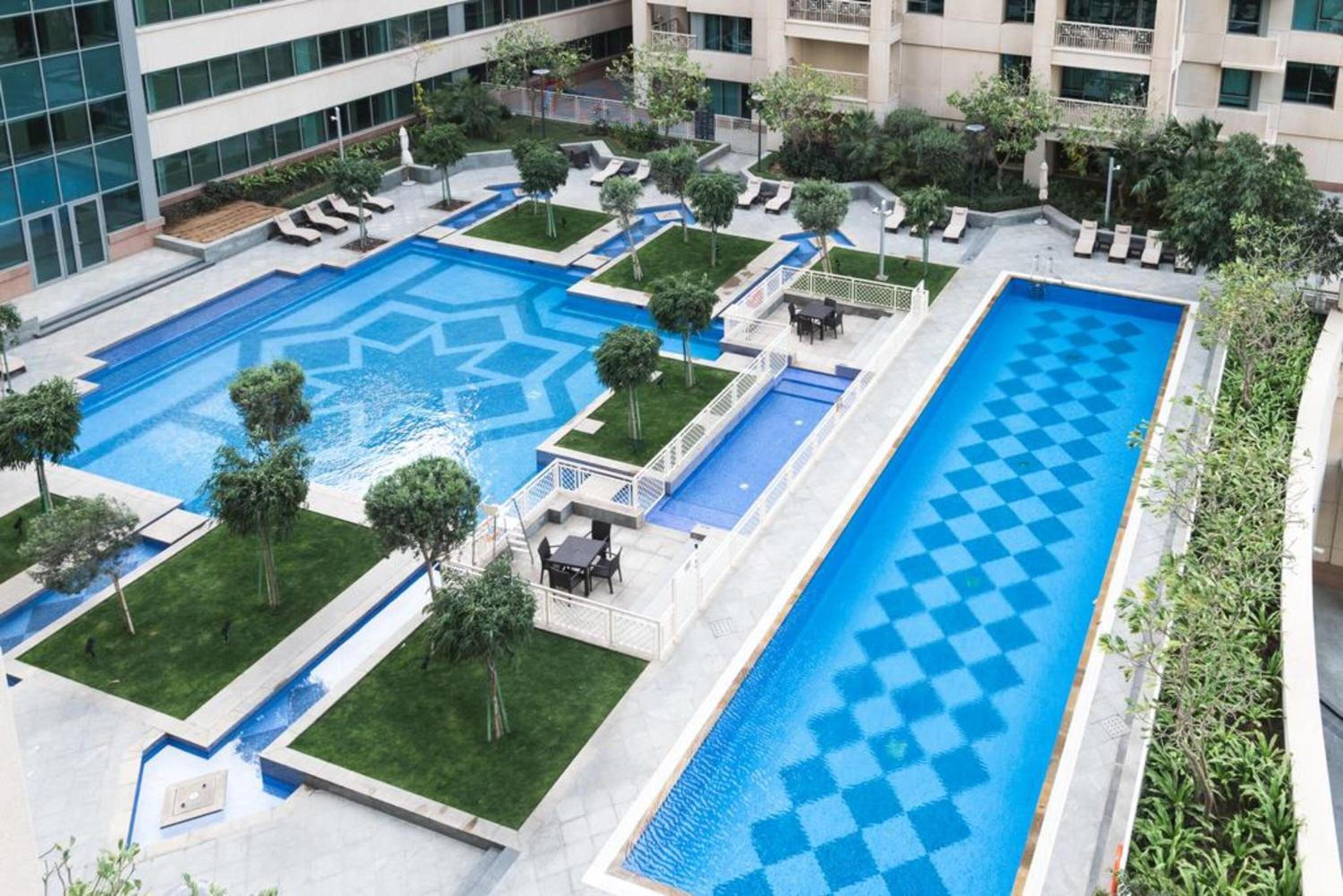 Maison Privee - Radiant Urban Retreat with Iconic Burj Khalifa Vws