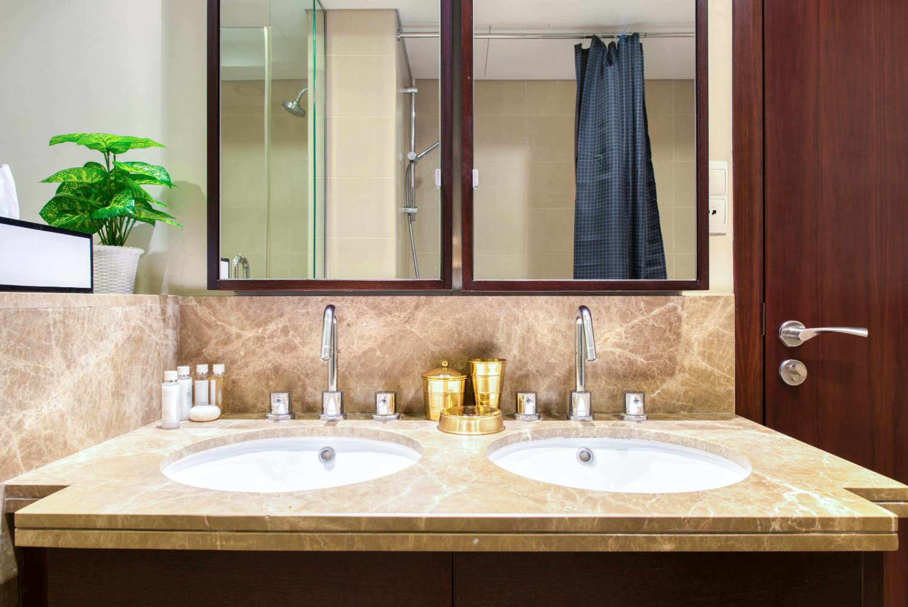 Maison Privee - Radiant Urban Retreat with Iconic Burj Khalifa Vws