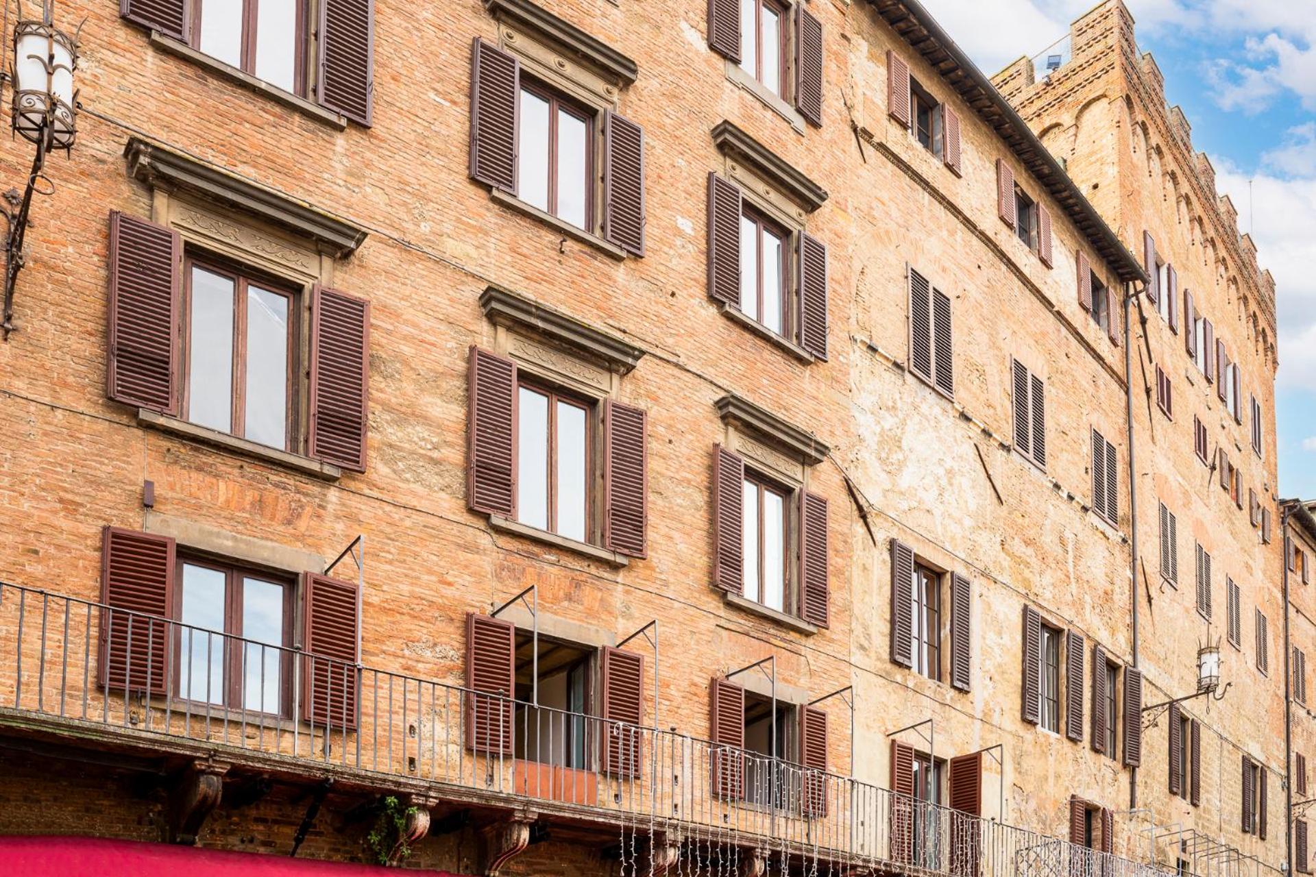 The Balcony Suite - Piazza del Campo view 2