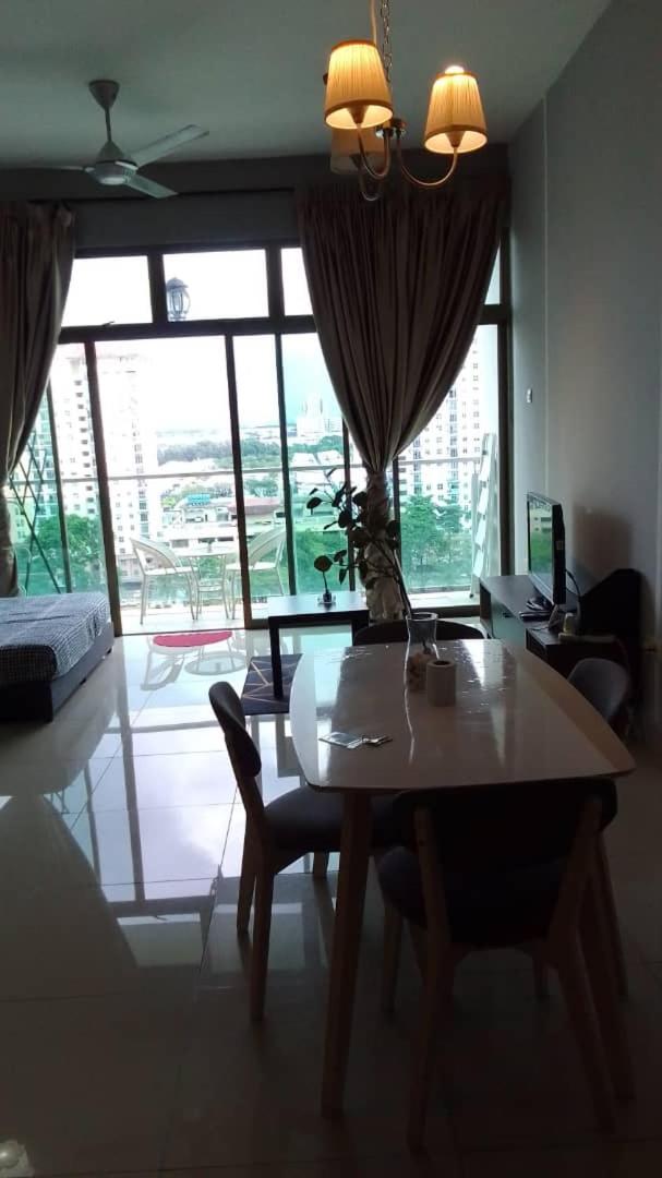 11-Modern HOMESTAY PALAZIO lake view Mount Austin Palazio near AEON Themepark Toppen IKEA