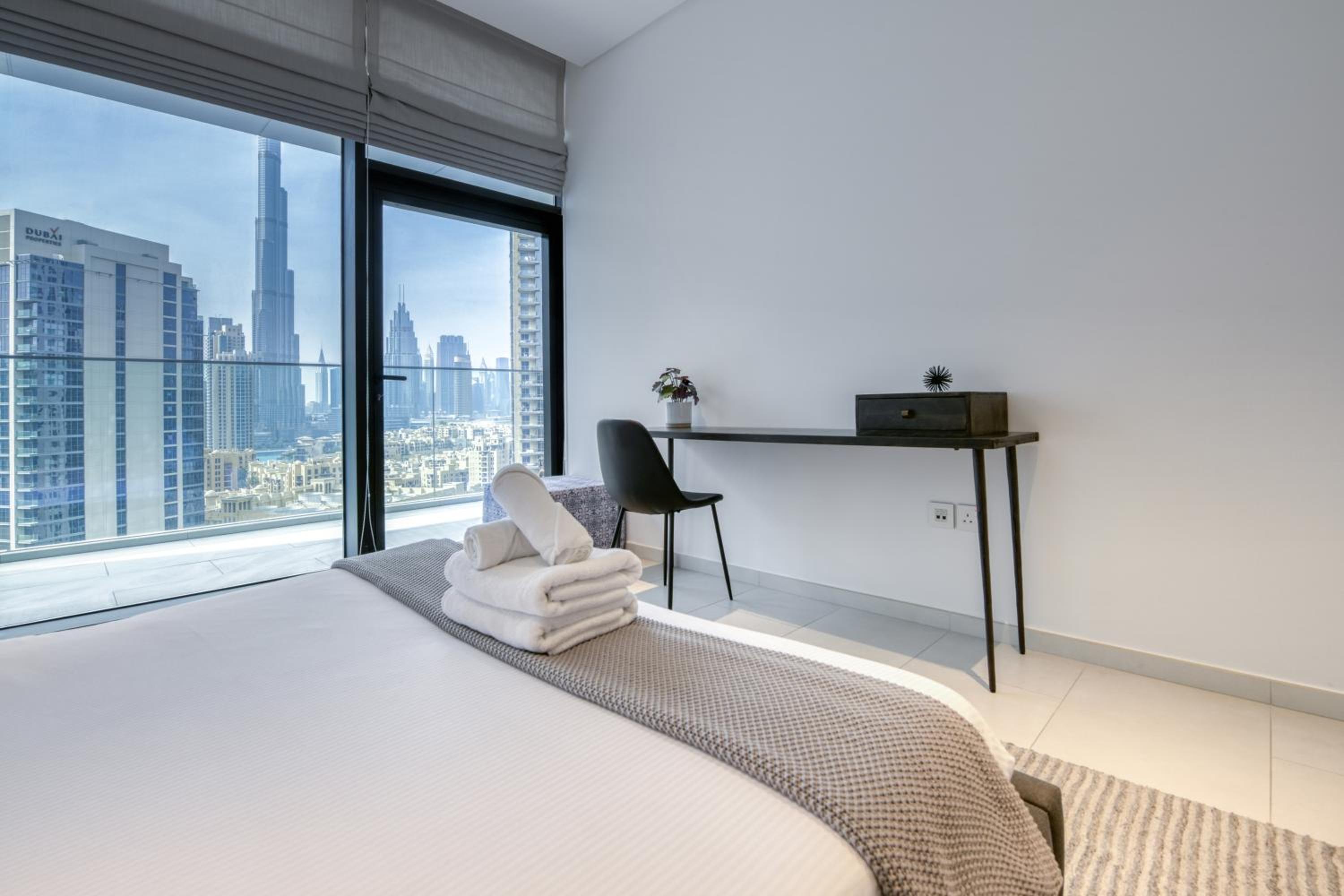 Maison Privee - Luxury Apt with Burj Khalifa Vw & Dubai Canal Access